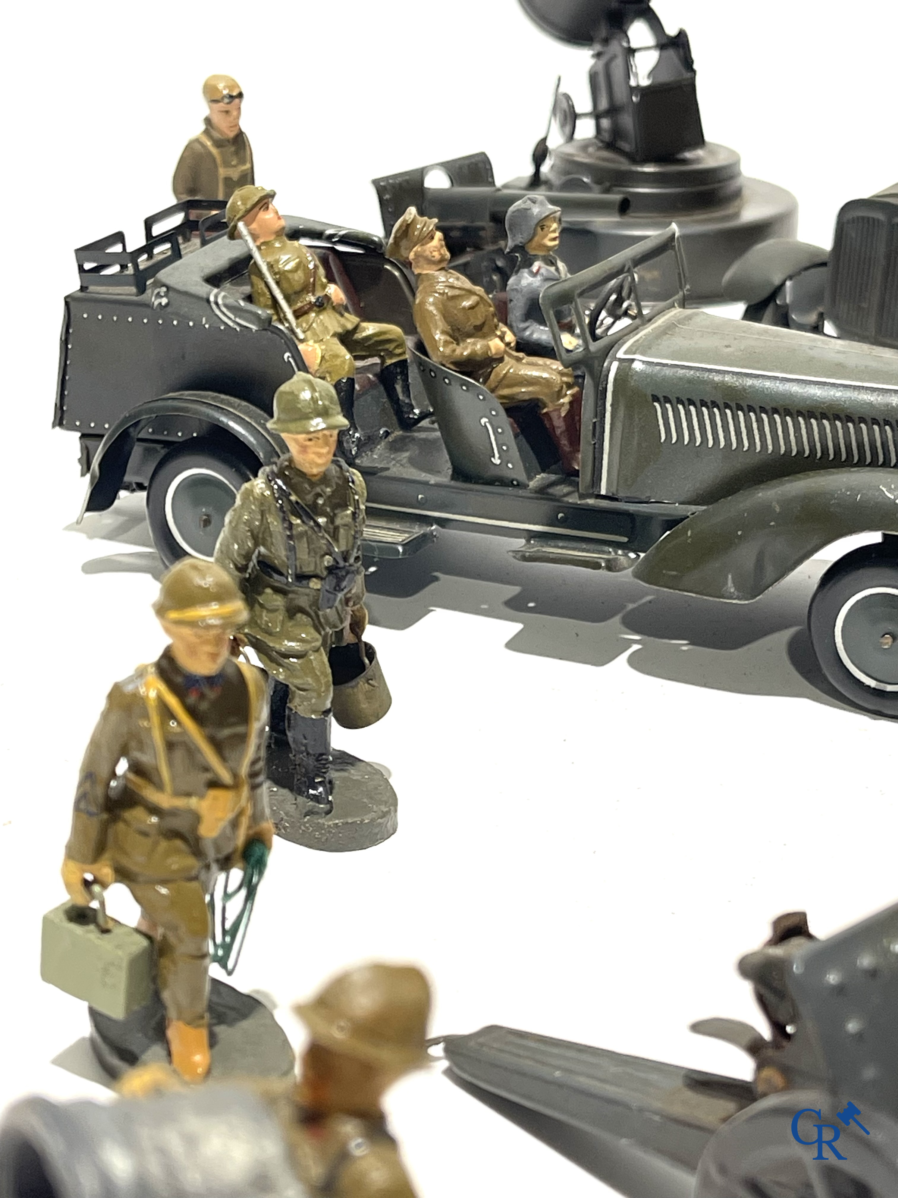 Oud Speelgoed. Uitzonderlijk goed bewaard lot Duits militair speelgoed in blik en figuren in composiet. Jaren '30-'40.