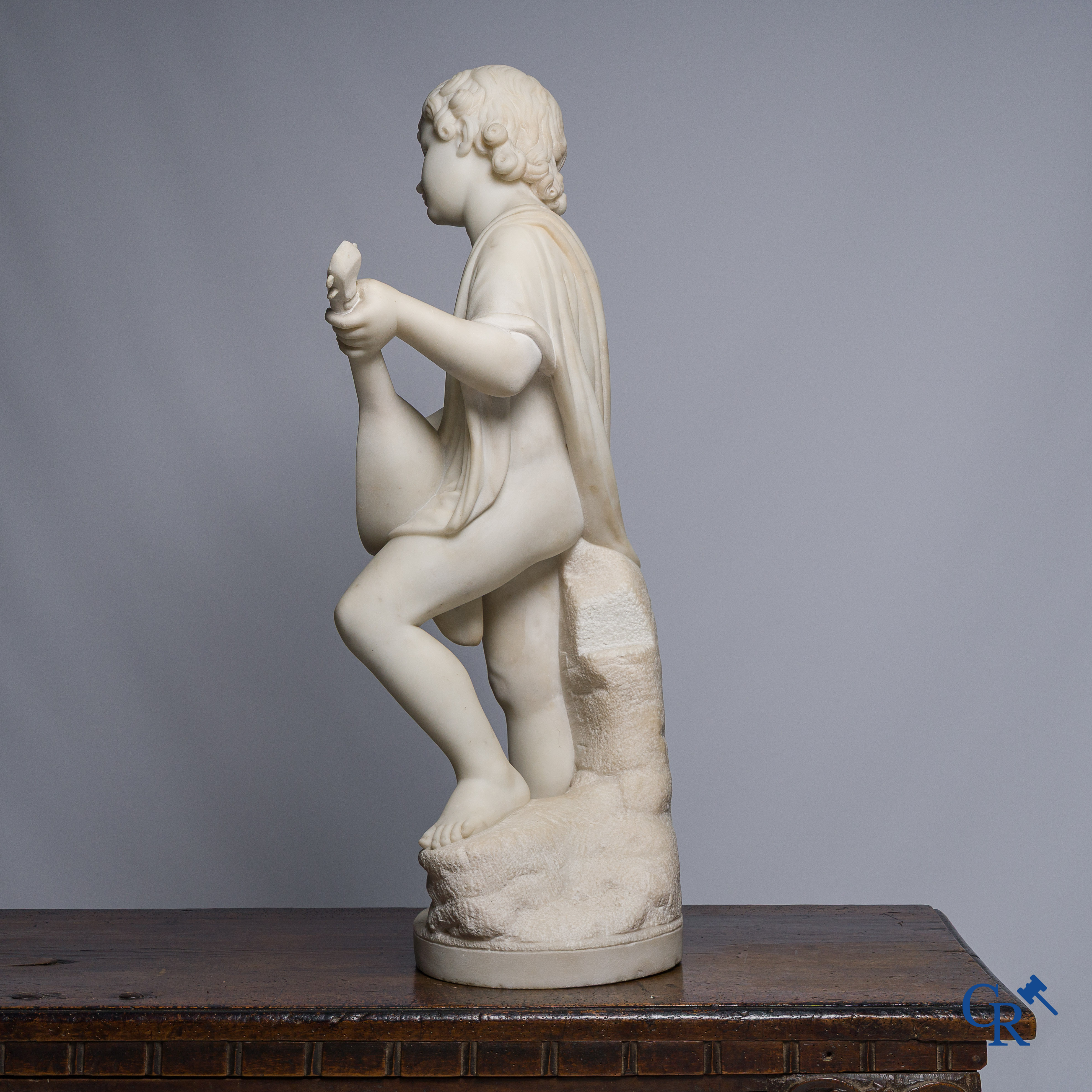 Leopoldo Giromella (Carrara, 1815-1870) Voorstelling van een mandolinespeler in gebeeldhouwd marmer. Circa 1860.