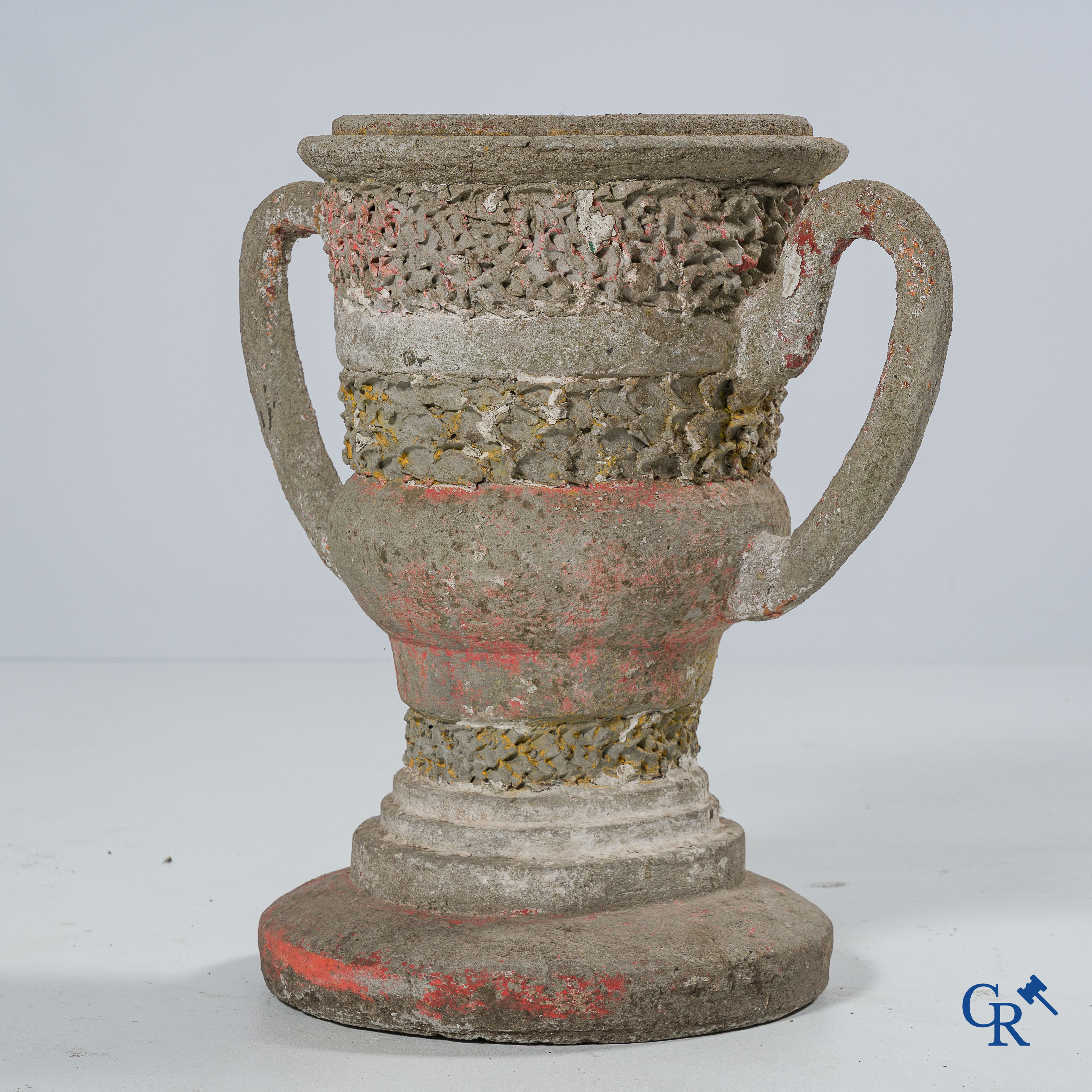 Décoration de jardin. Vase de jardin en béton peint. Vers 1930.