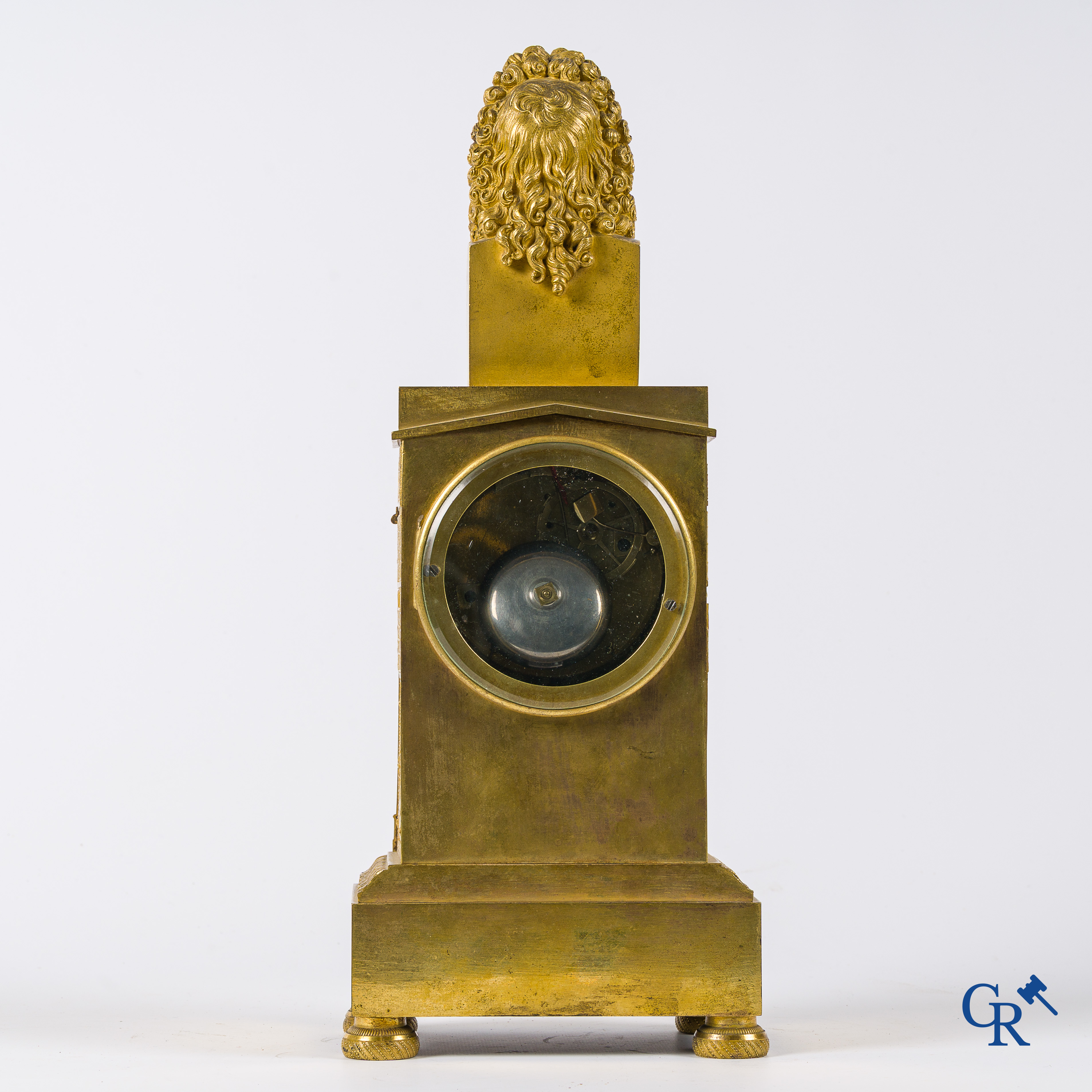 Fijn geciseleerde en vergulde bibliotheek pendule in brons. Gesigneerd Ls Mallet, Hr de M.D. D'Orléans. Circa 1830.
