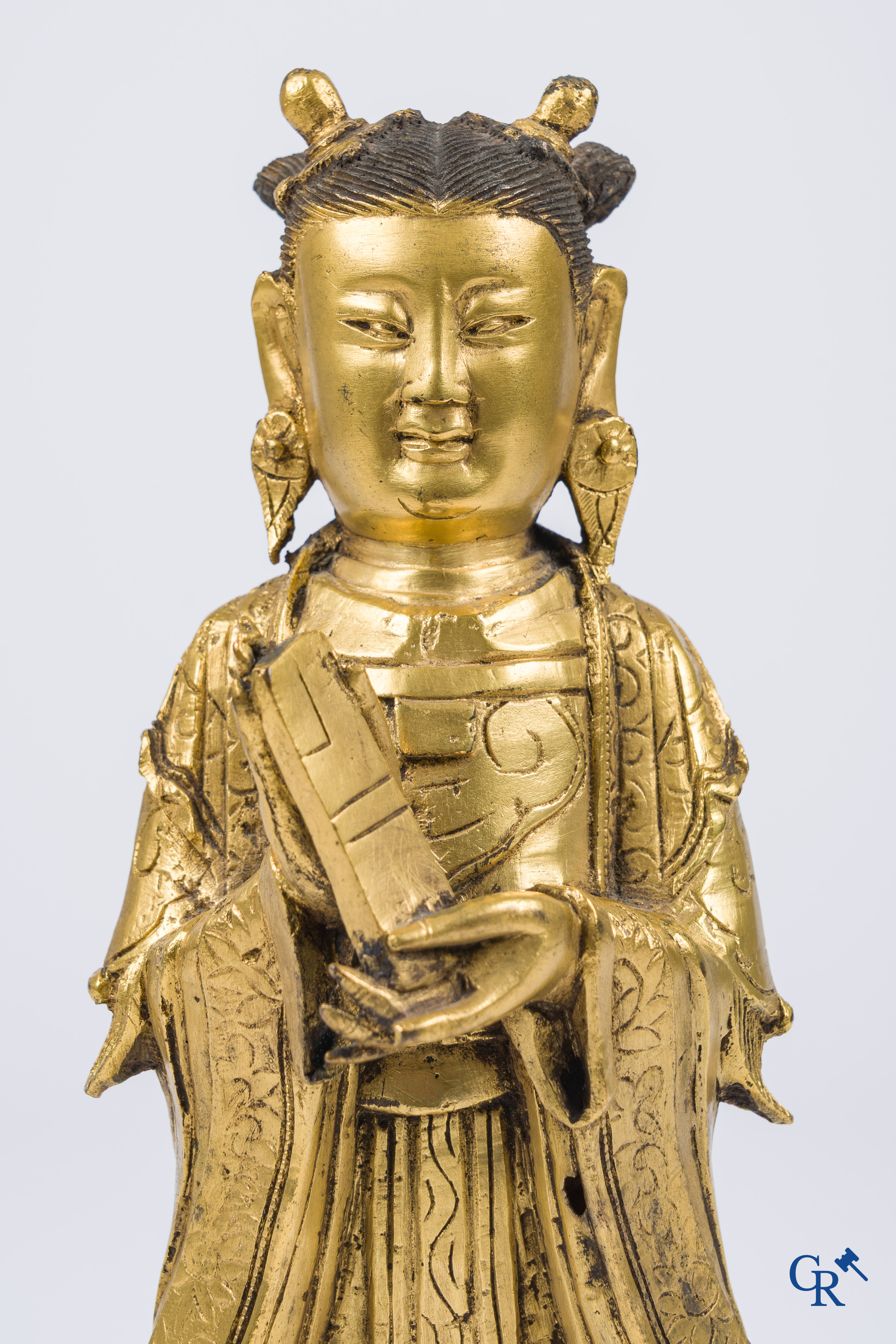Aziatica, China. Een grote vergulde bronzen staande voorstelling van Longnu.