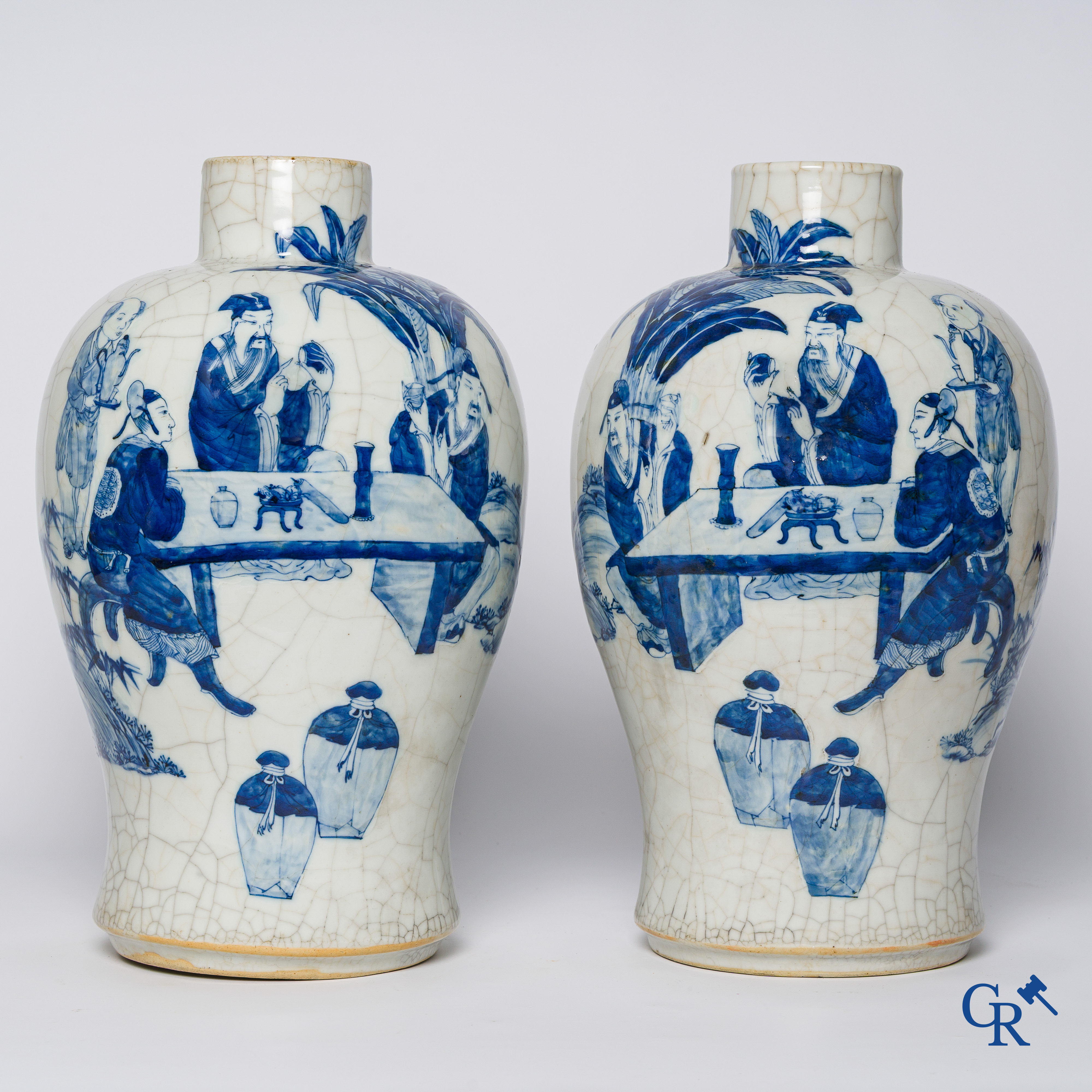 Aziatica. Chinees porselein. Paar Chinese craquelé vazen met blauw-wit taferelen. China, 19e eeuw.