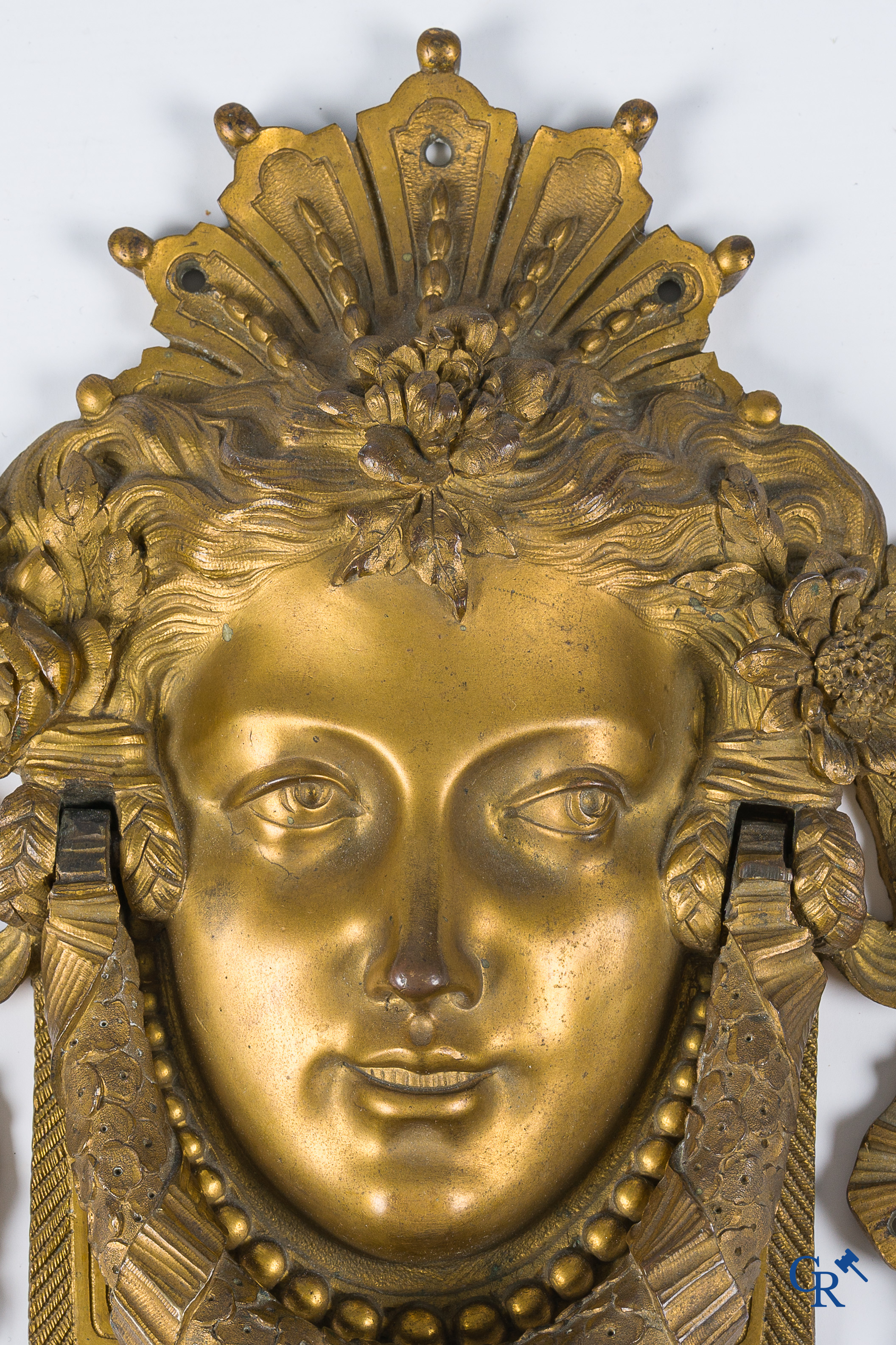 Uitzonderlijk paar fijn geciseleerde en vergulde bronzen ornamenten. LXVI-Stijl. Circa 1880.