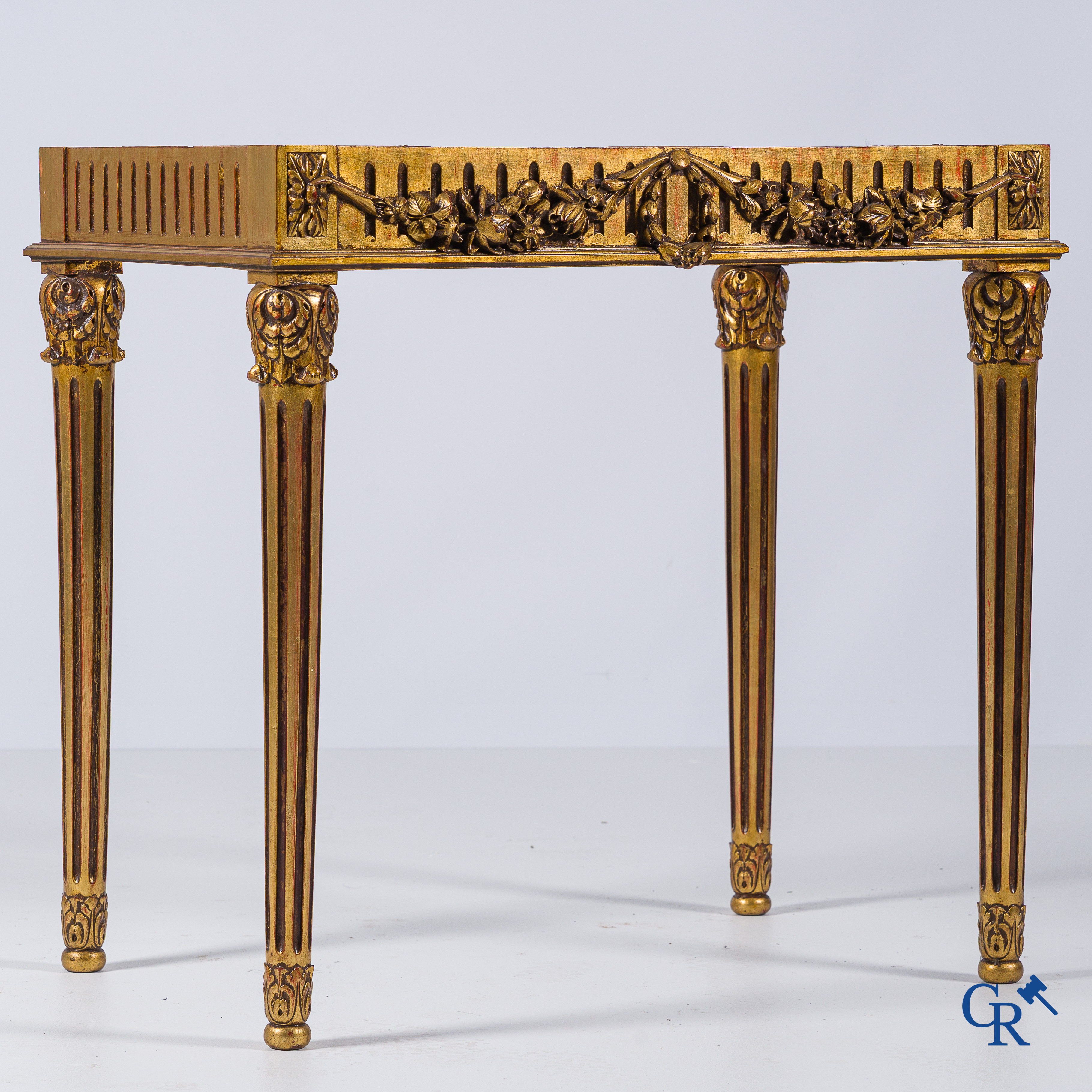 Meubelen. 6-delig salongarnituur in gesculpteerd en verguld hout. LXVI-Stijl. Circa 1900.