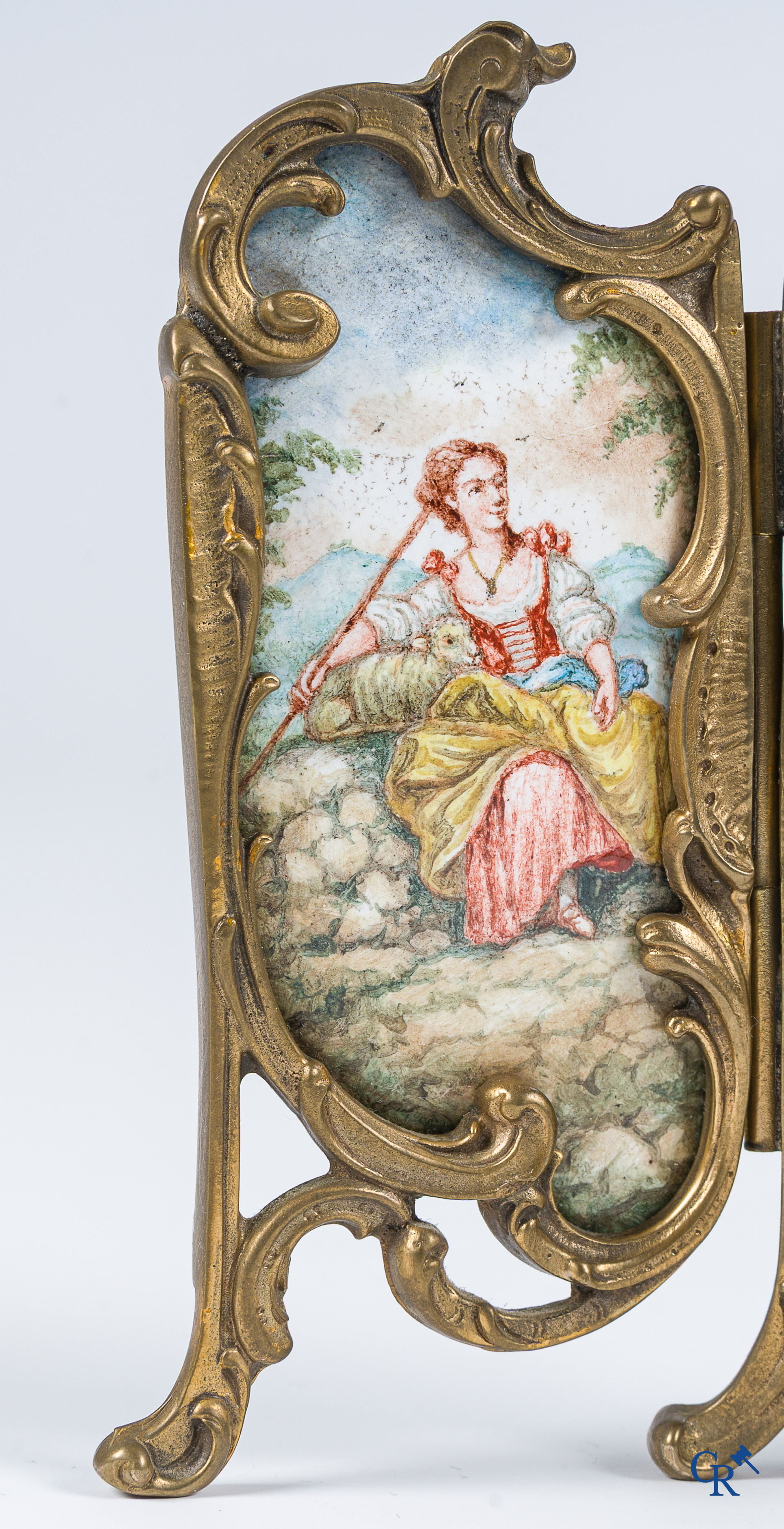 Vitrineobjecten. Miniatuur kamerscherm in brons en emaille met ingewerkte klok. LXV-stijl, circa 1900.