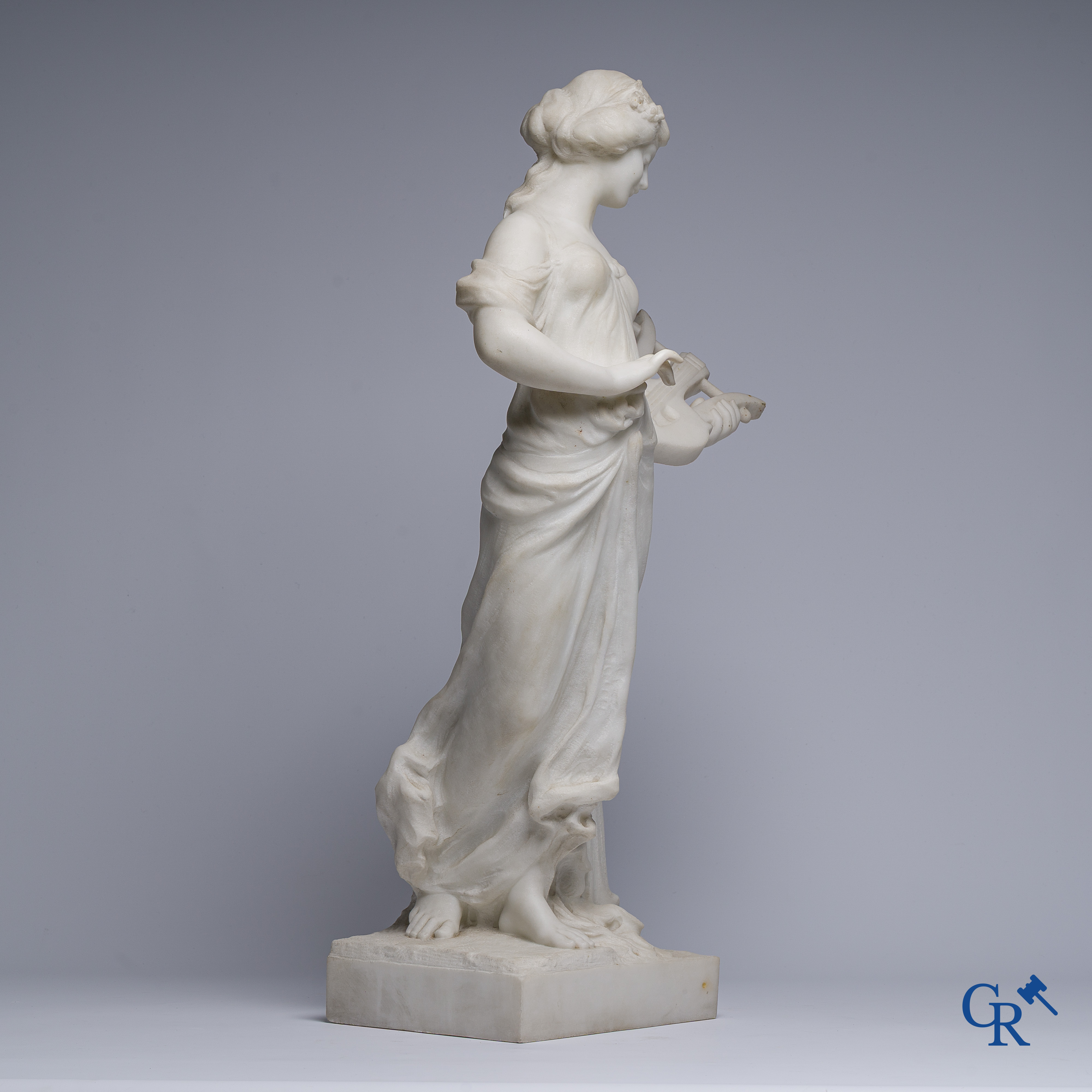 Edouard Drouot (1859-1945) Voorstelling van een jongedame met lier in gebeeldhouwd Carrara marmer. Circa 1900.
