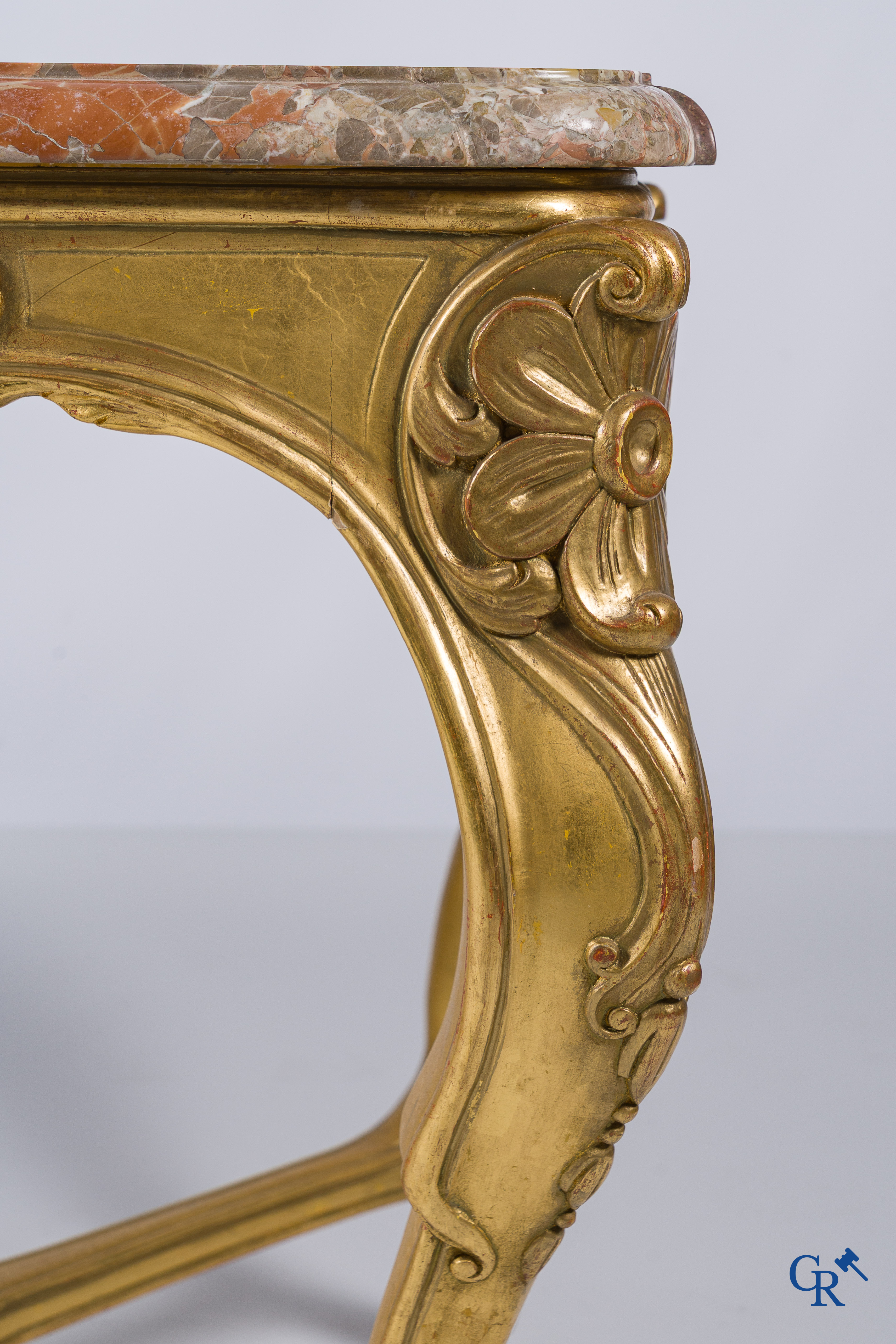 Hout gesculpteerde en vergulde console tafel met marmer bovenblad. LXV-stijl.