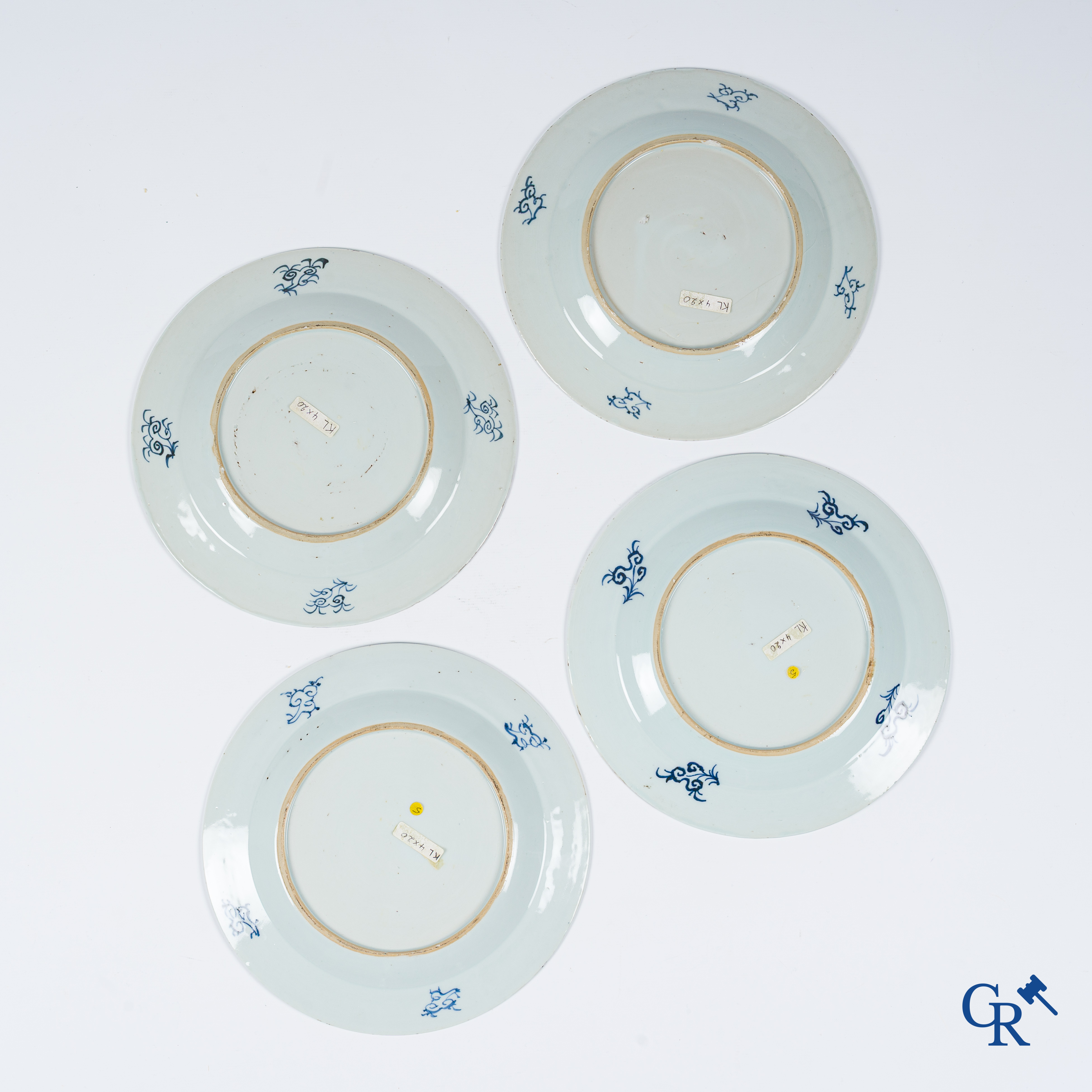 Aziatica. Chinees porselein. 4 Chinese blauw wit borden. Qianlong periode.