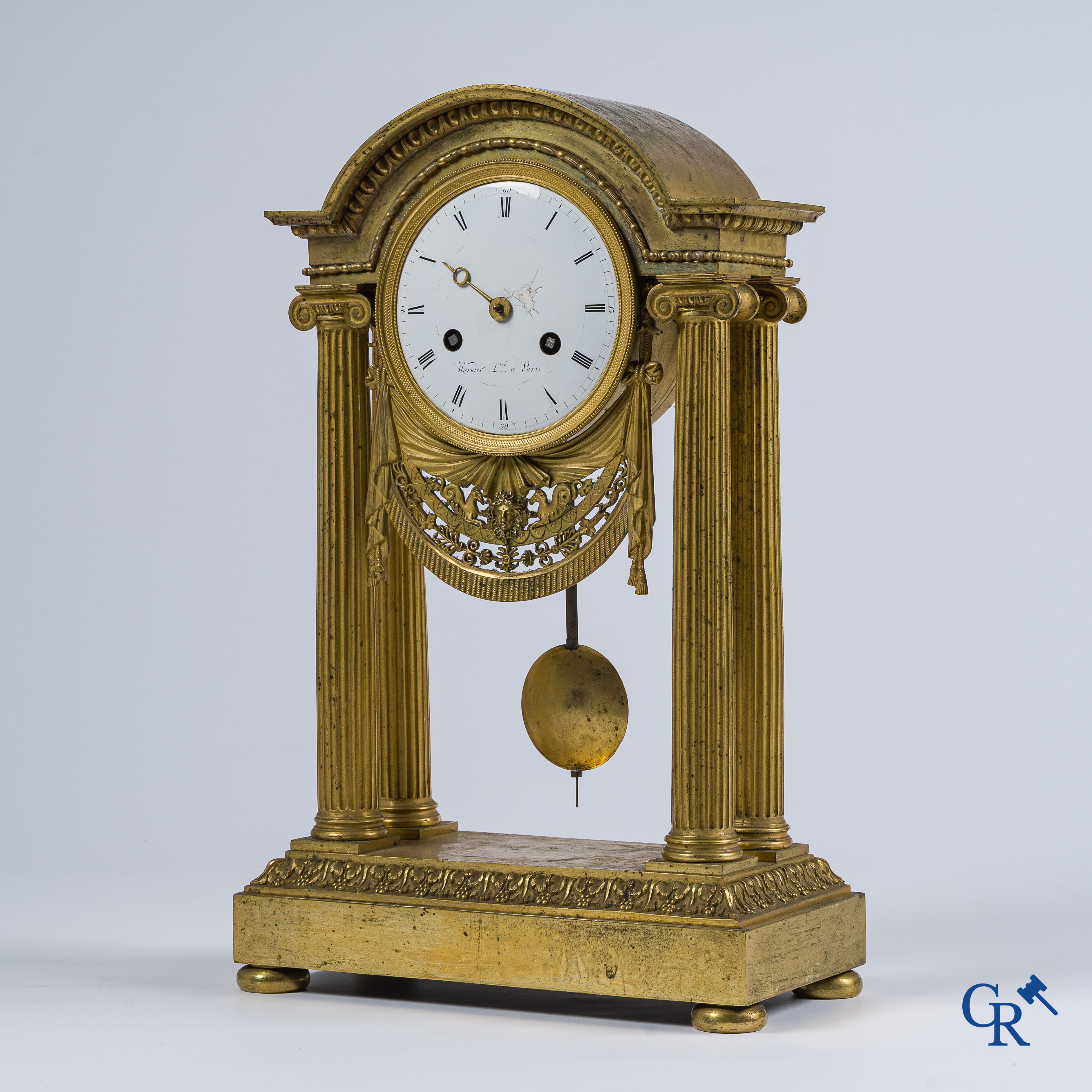 Warnier l'ainé à Paris. Pendule portique en bronze finement ciselé et doré. Fin du XVIIIe siècle.