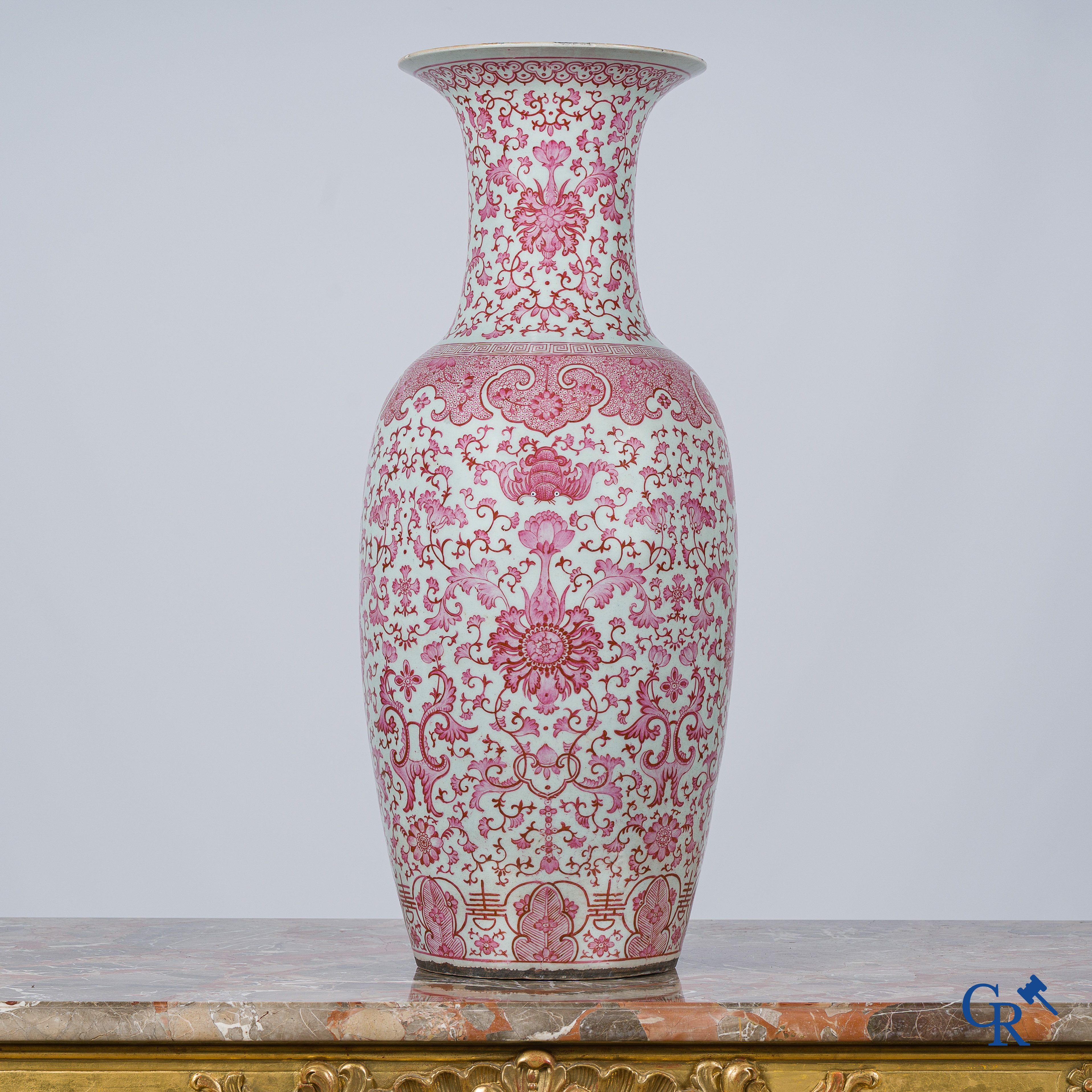 Aziatica. Chinees porselein. Grote baluster vaas met purperroze motieven. 19e eeuw.