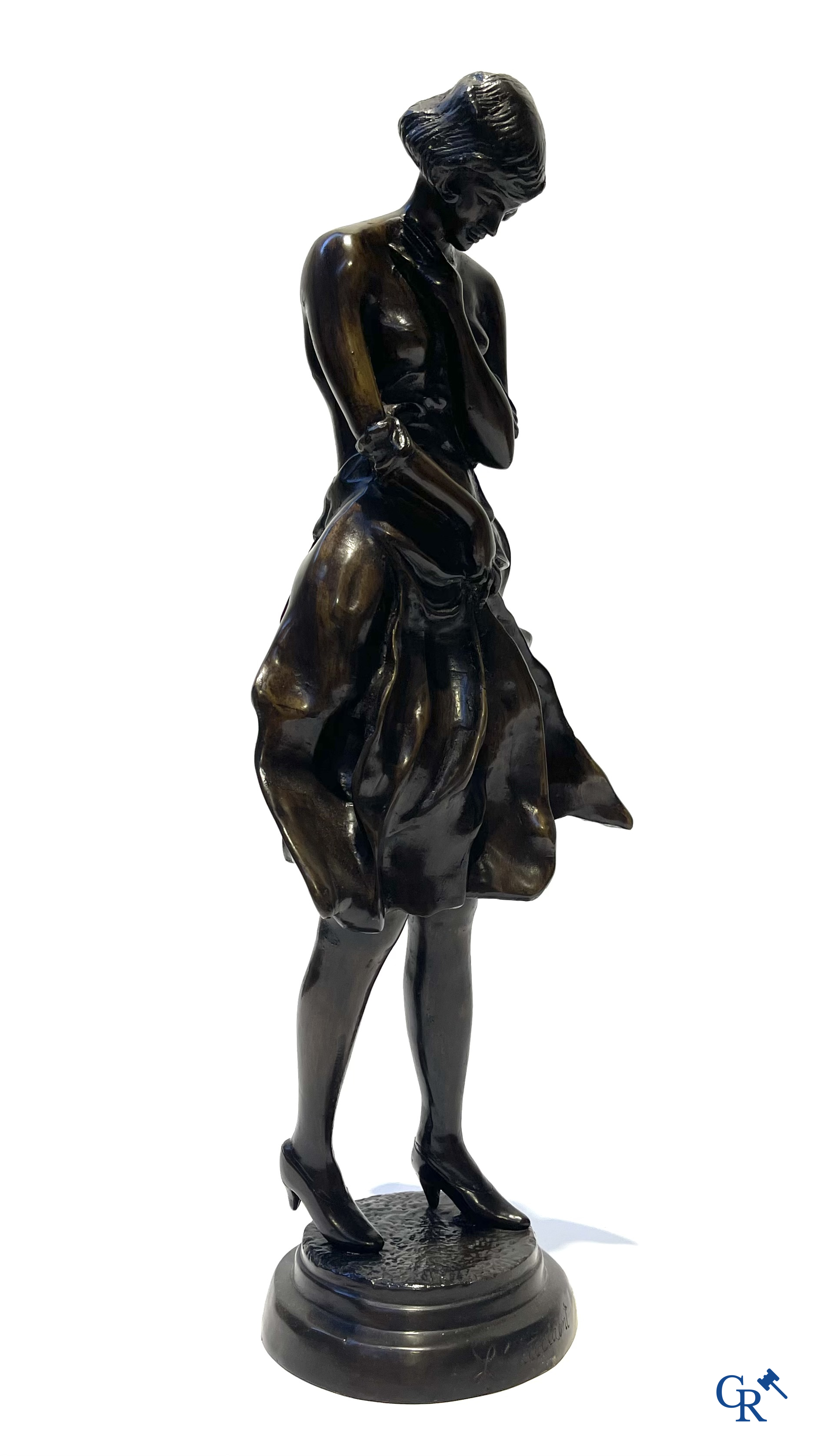 Kavel van 3 bronzen beelden (postuum) Meisje met bloemen, cupido naar Auguste Moreau en vrouw in Art Deco stijl.