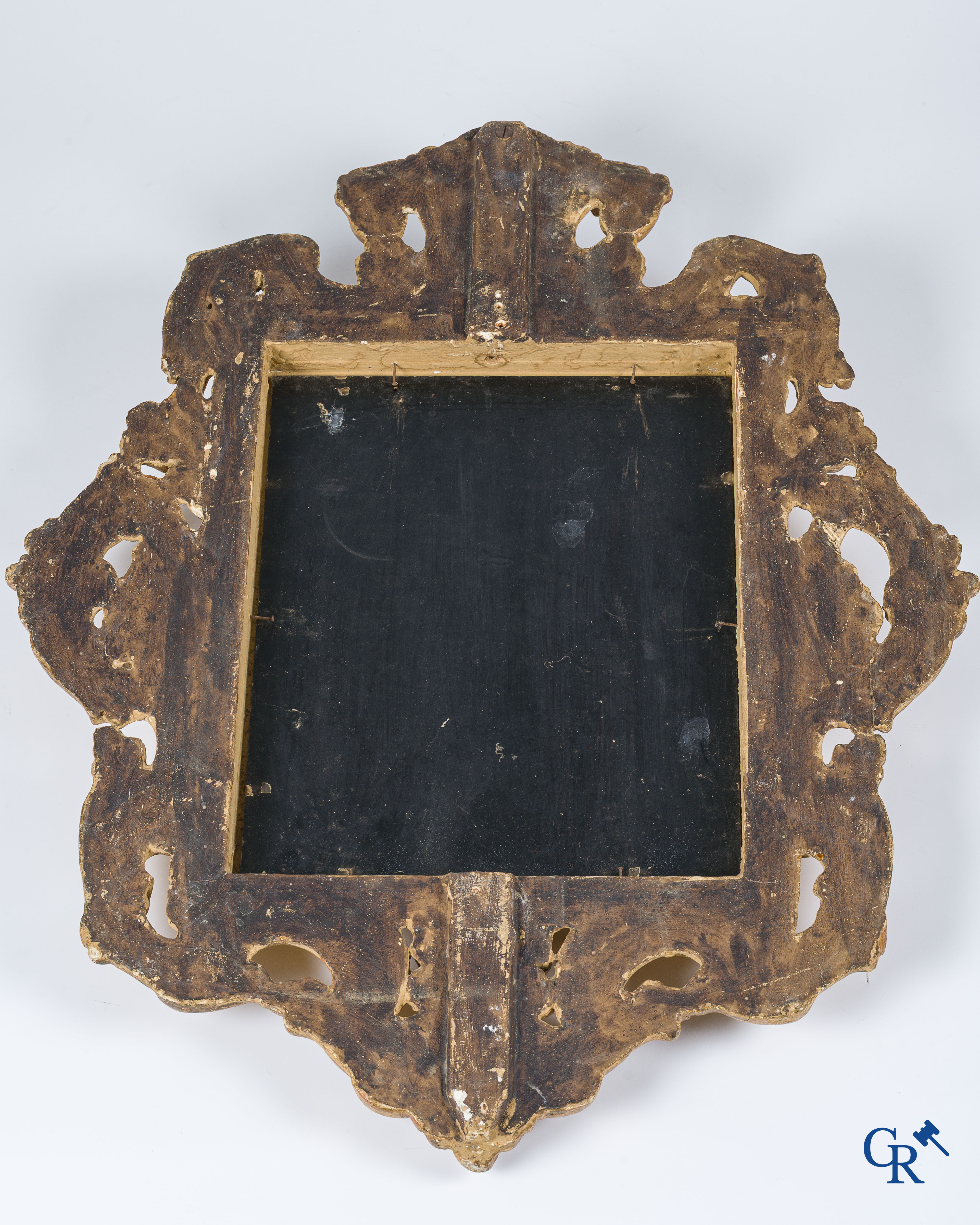Hout gesculpteerde en vergulde spiegel. Italië, Venetiaans of Florentijns werk. 19e eeuw.