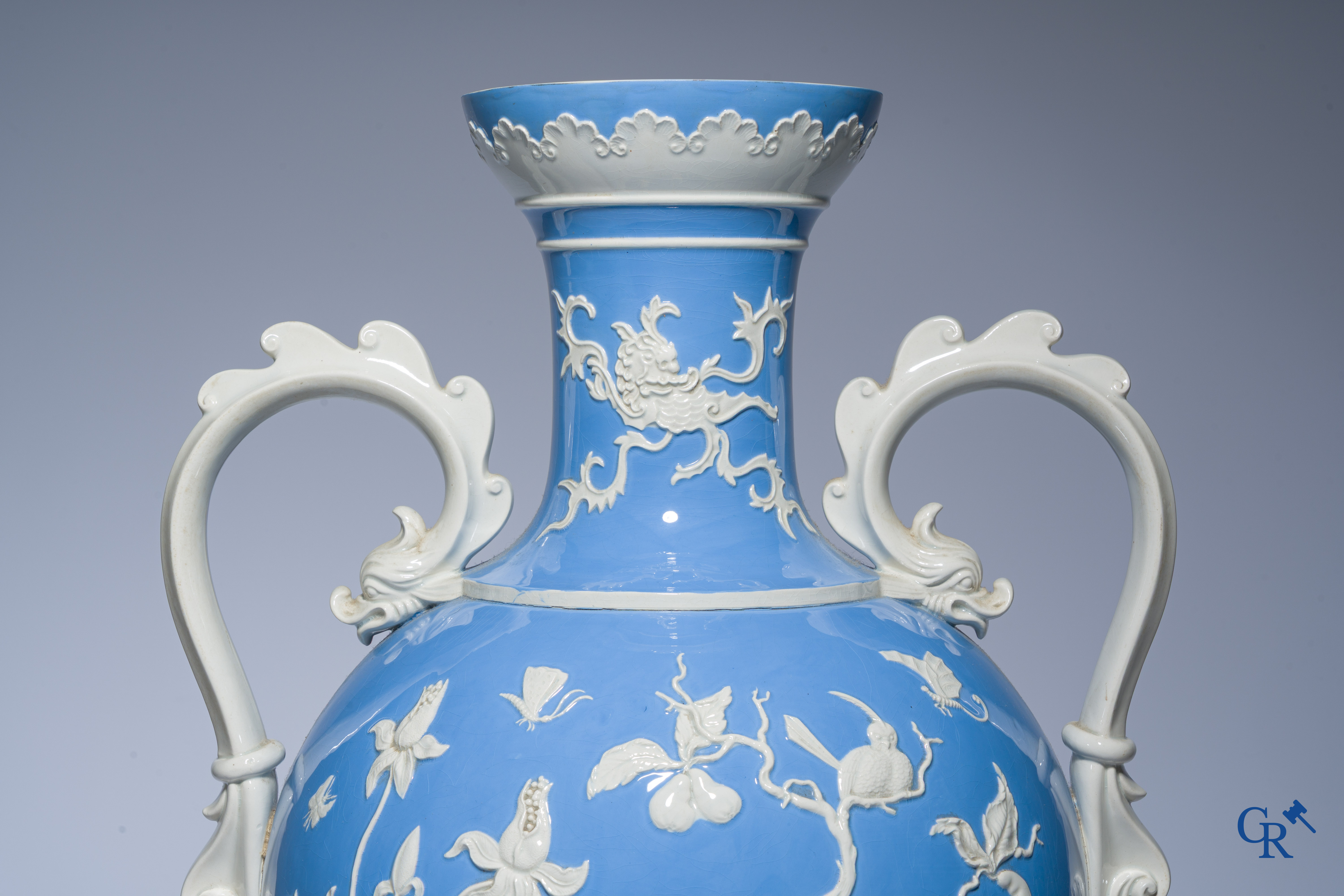 Uitzonderlijke en imposante vaas in faience met een Aziatisch decor. In de stijl van Wedgwood of Mintons. 19de eeuw.