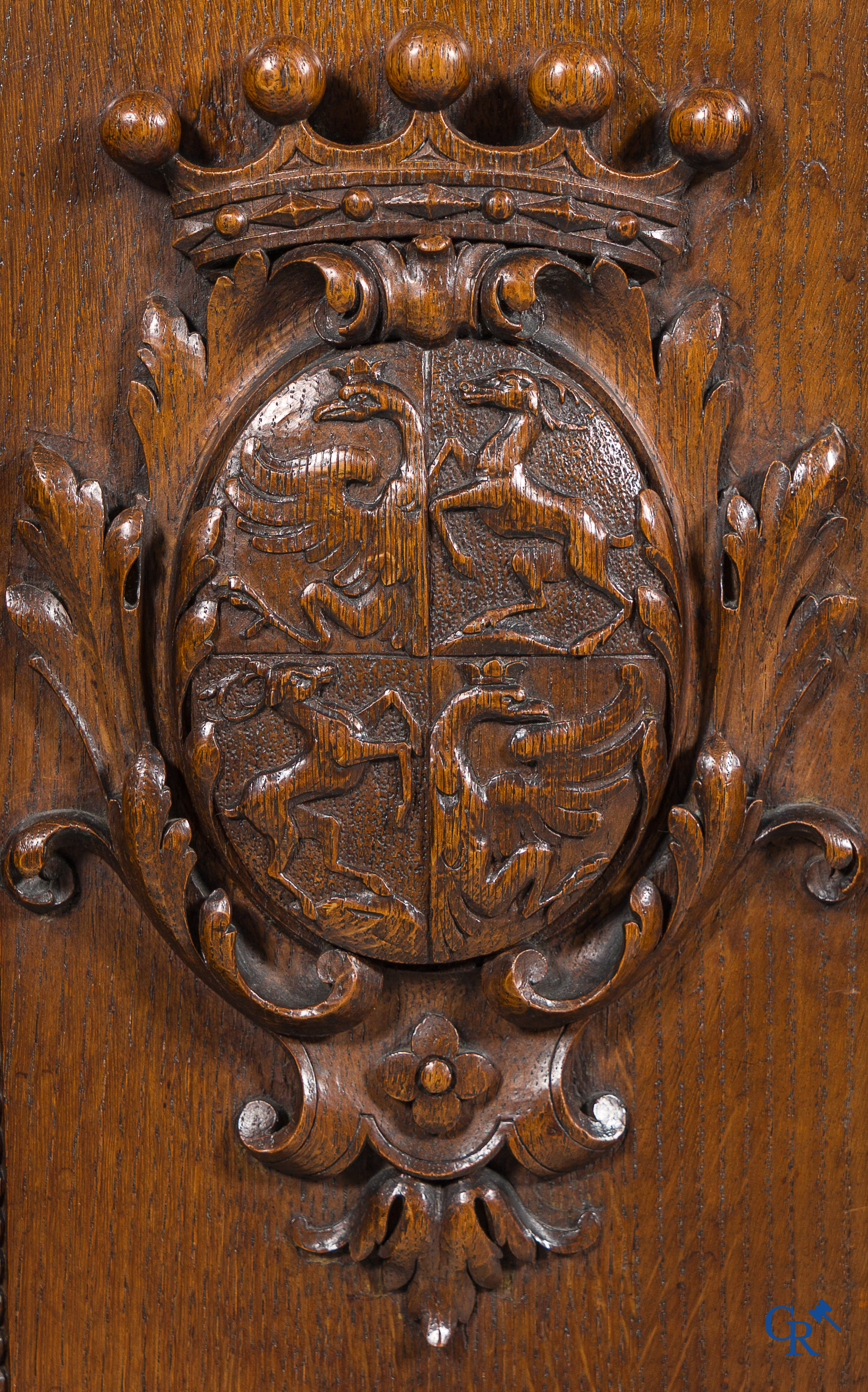 Meubelen. Rijkelijk gesculpteerd desserte meubel met wapenschilden in eikenhout. Louis XIII-stijl, 19de eeuw.