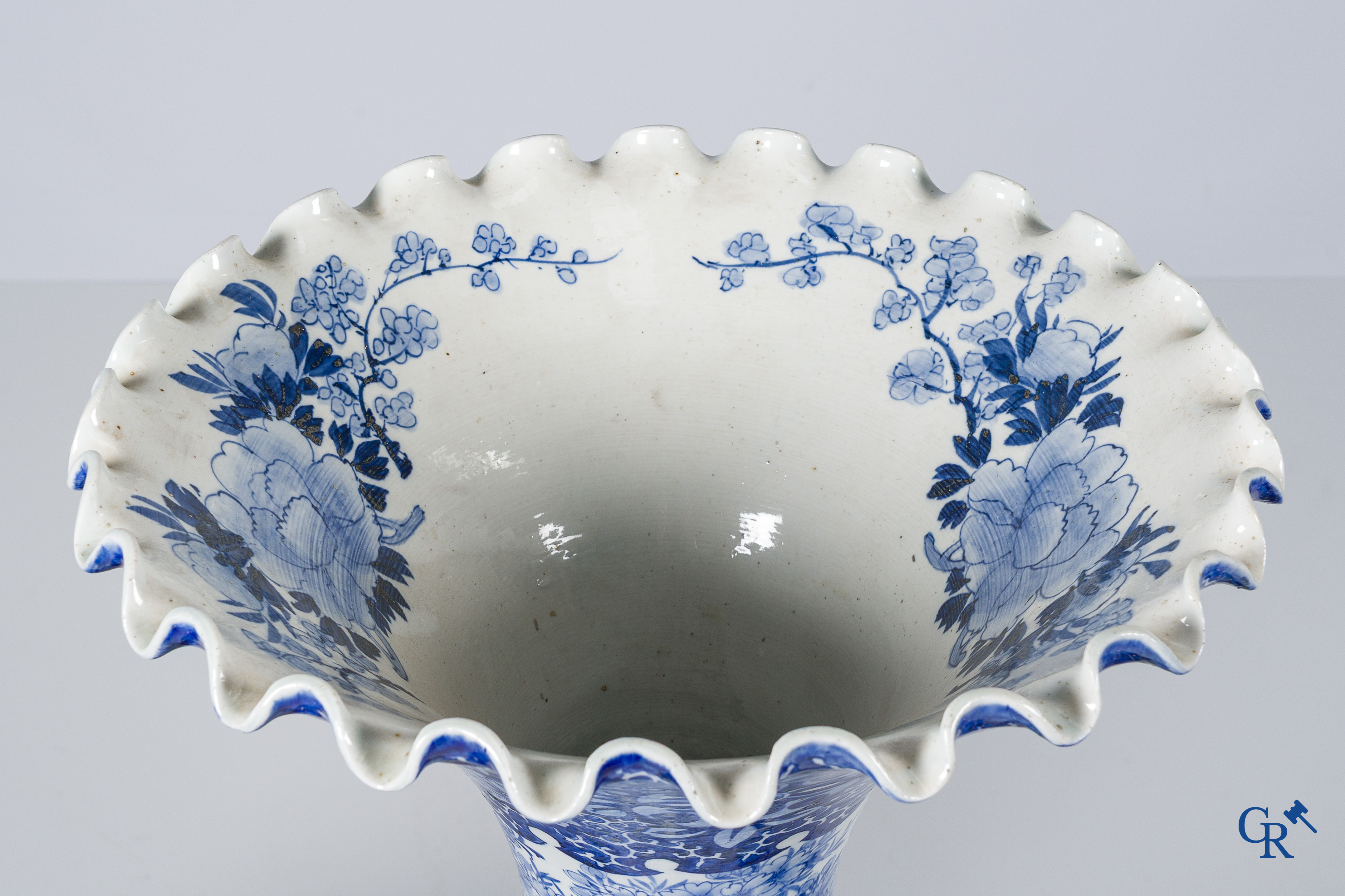 Art Asiatique. Japon. Importante paire de vases bleu et blanc en porcelaine. On y joint un grand vase japonais. 19ème siècle.
