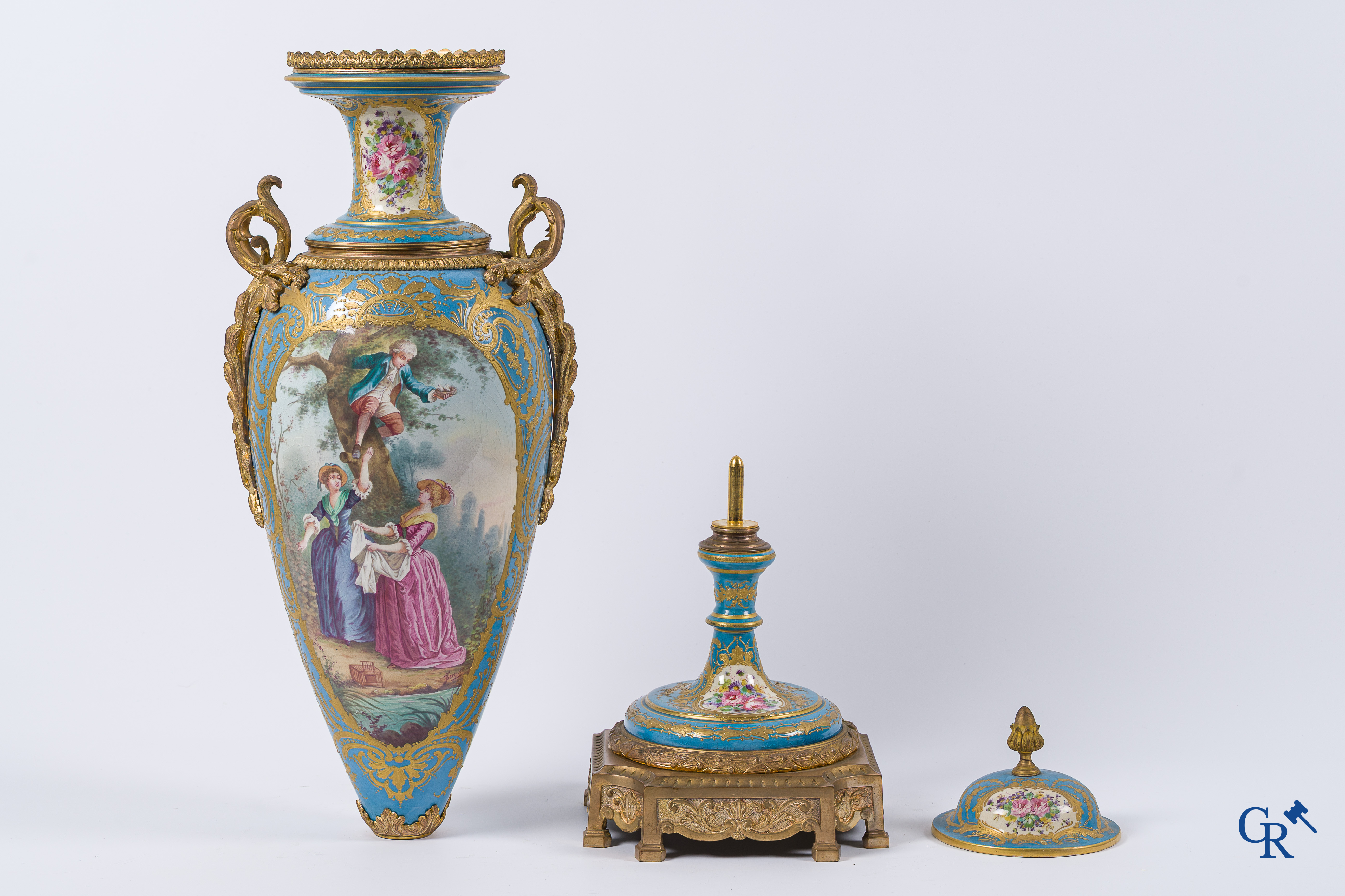 Sèvres, Château des Tuileries. Imposant paar vazen in lichtblauw Sèvres porselein op draaisokkel. Napoleon III-periode.