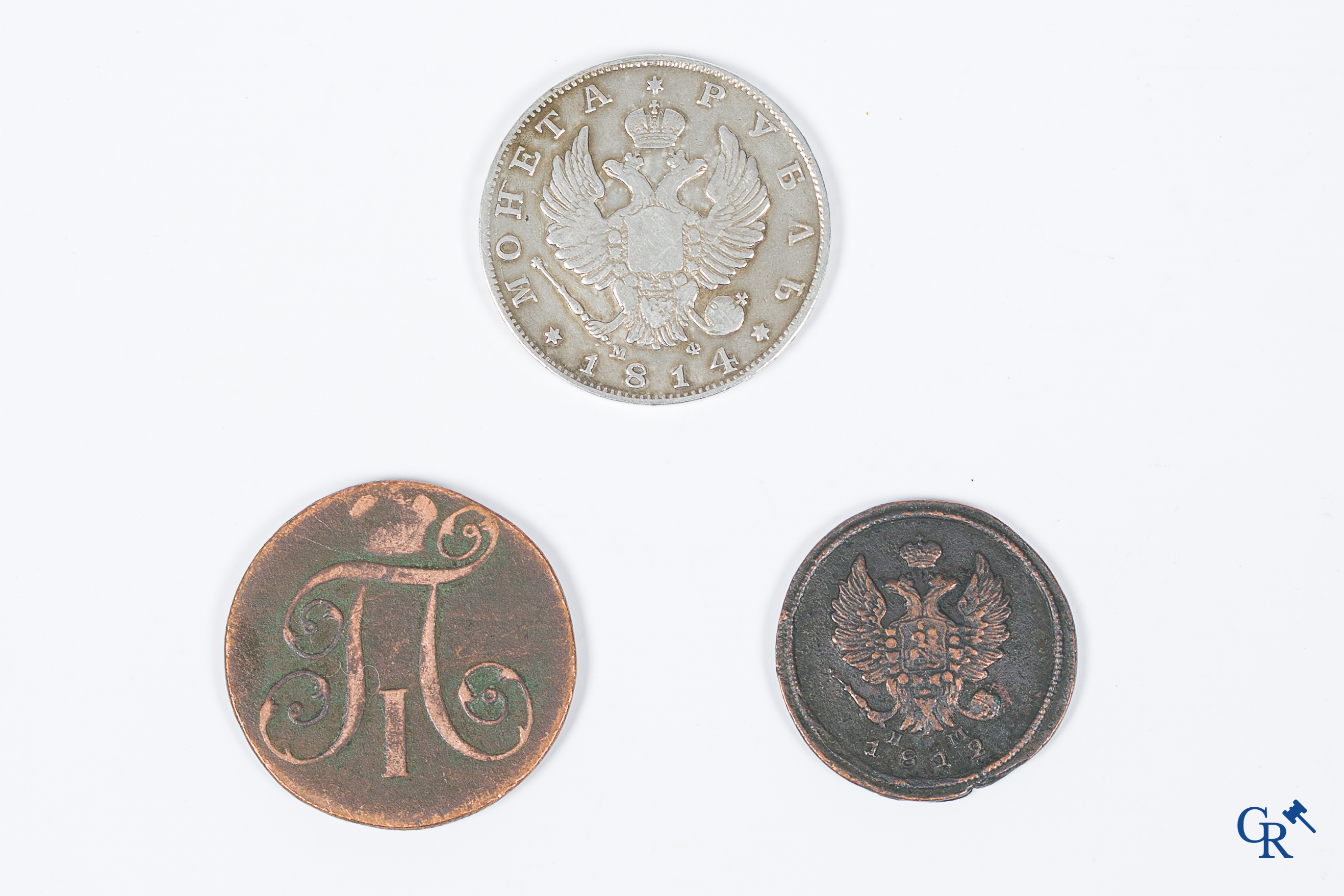 Kleine verzameling munten en bankbiljetten waaronder Russische bankbiljetten en een Russische munt in zilver.