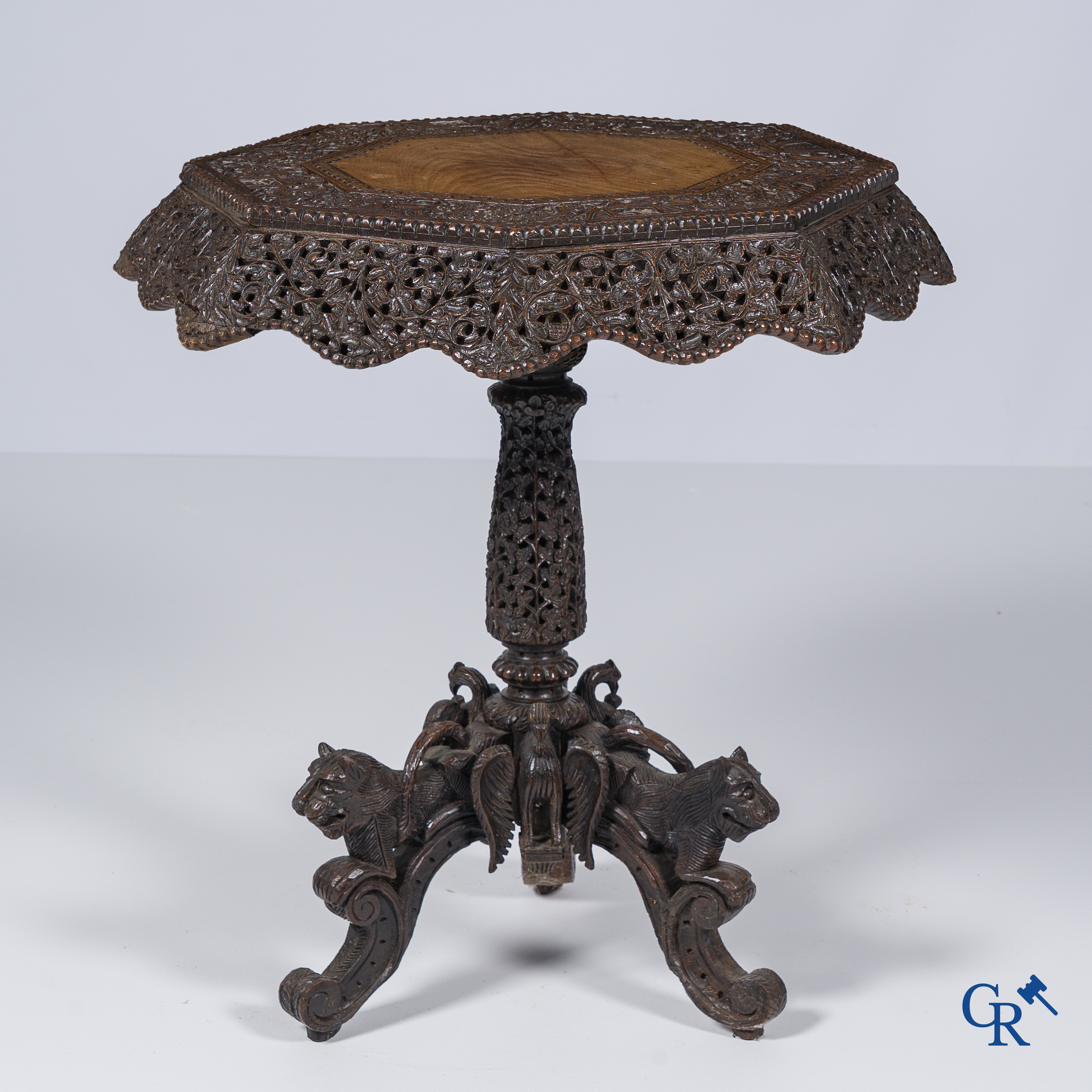 Rijkelijk en fijn gesculpteerde Birmese bijzettafel met octagonaal bovenblad. Birma, 19e eeuw.