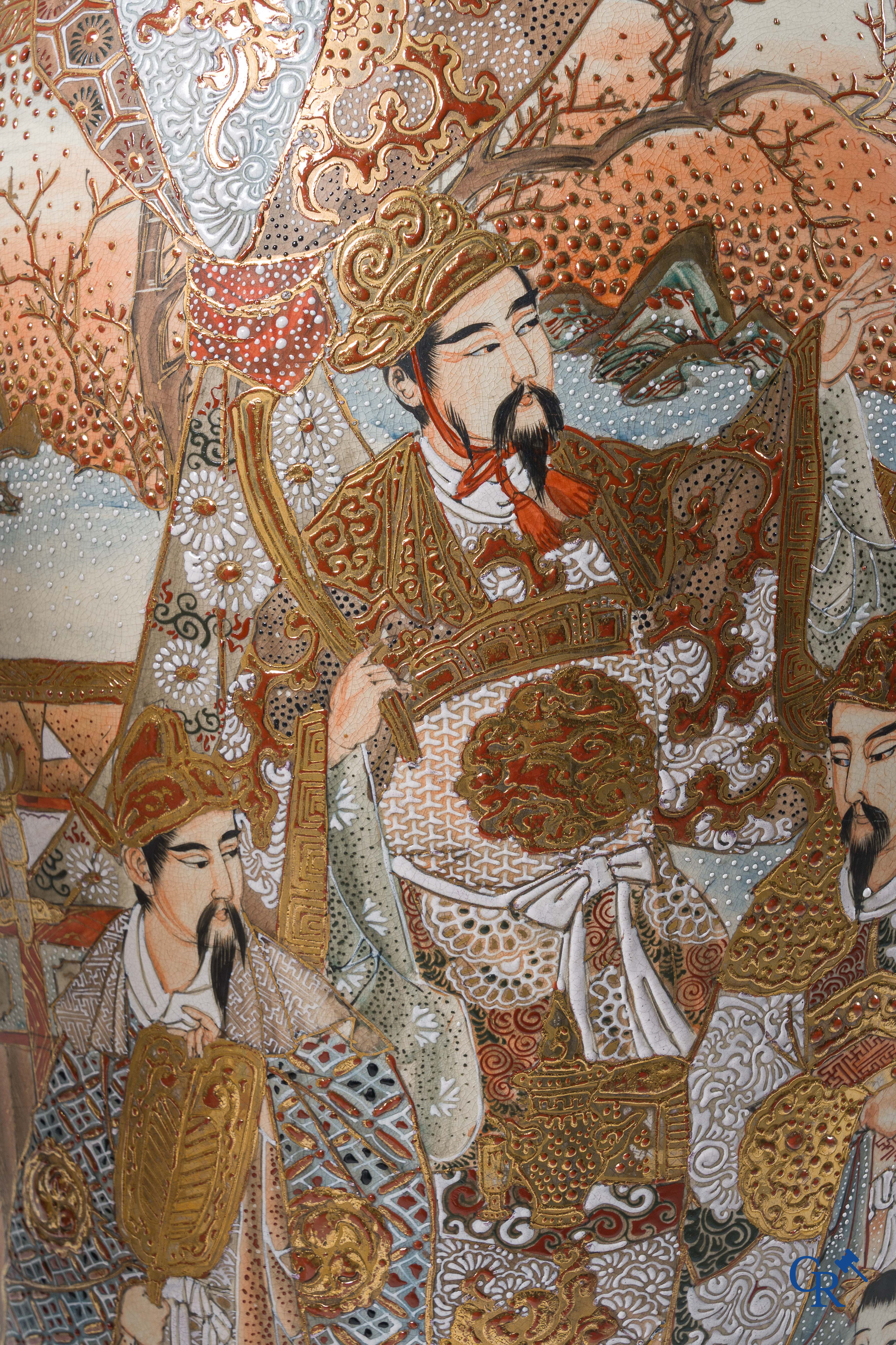 Aziatica. Japanse kunst. Uitzonderlijk groot paar fijn gedecoreerde Satsuma vazen. 19e eeuw.