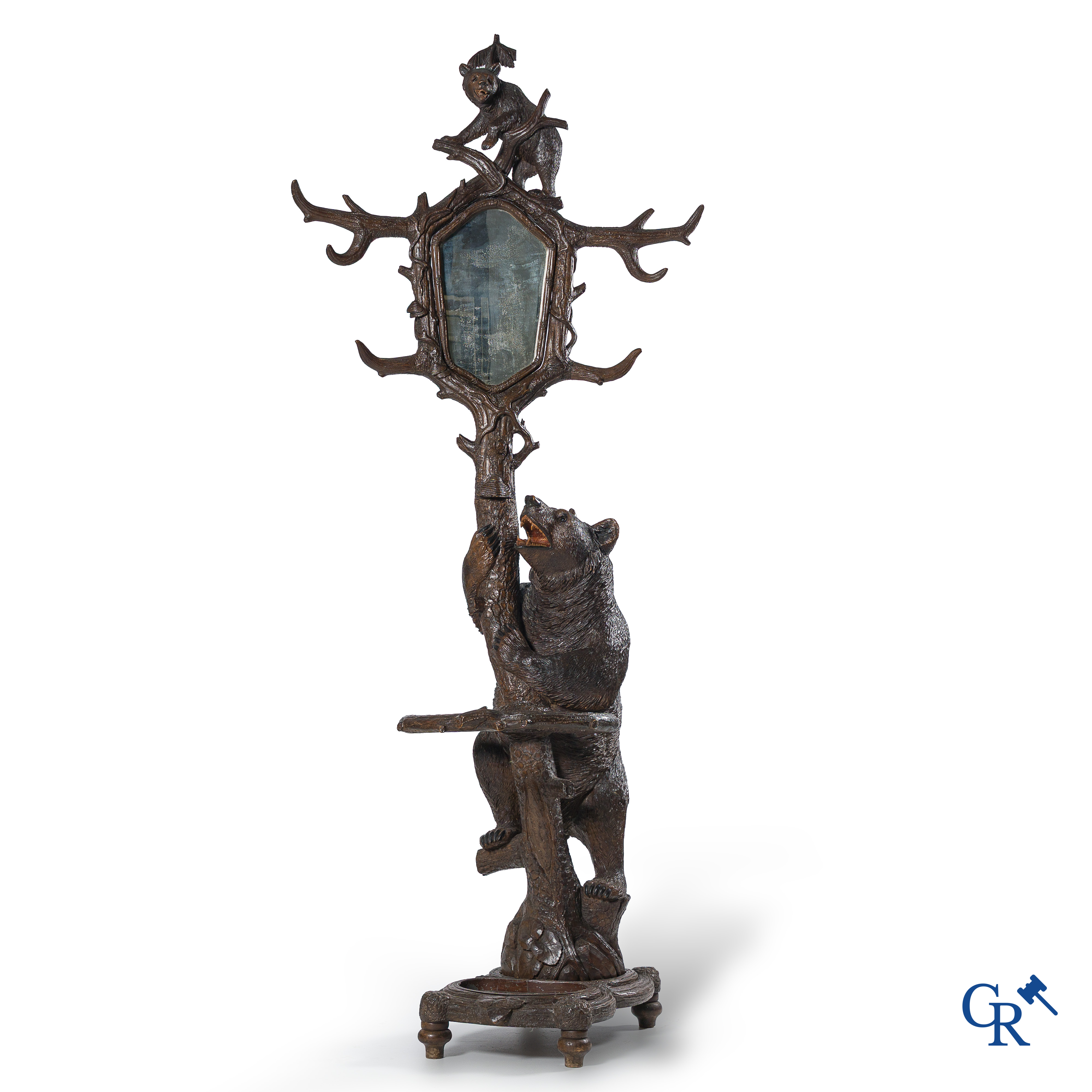 Zwarte woud regio. "Black forest" porte manteau in gesculpteerd lindenhout met beren. Circa 1890.