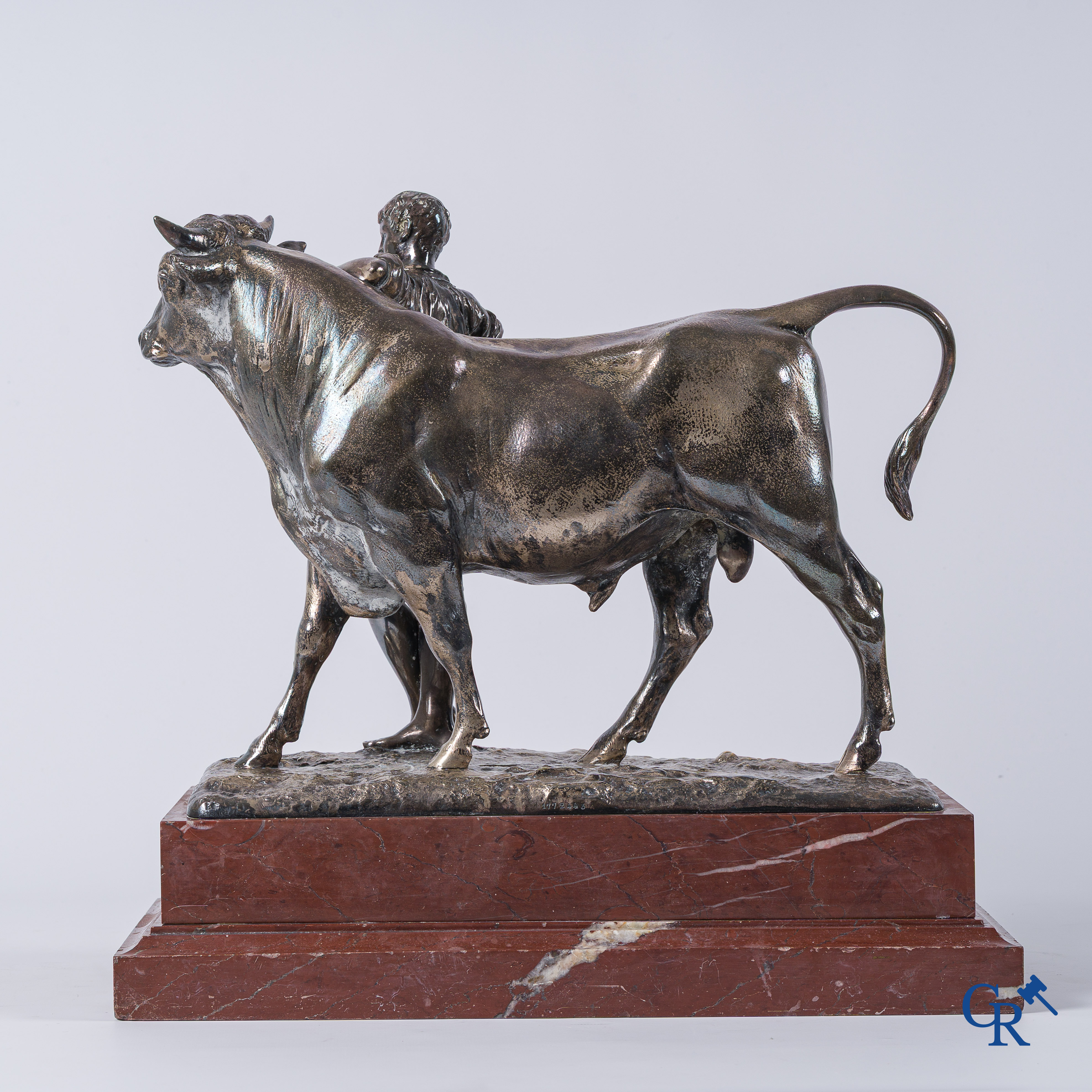 Christofle & Cie. Verzilverde voorstelling van een veehouder met een rund. Gesigneerd en genummerd. Eind 19e eeuw.