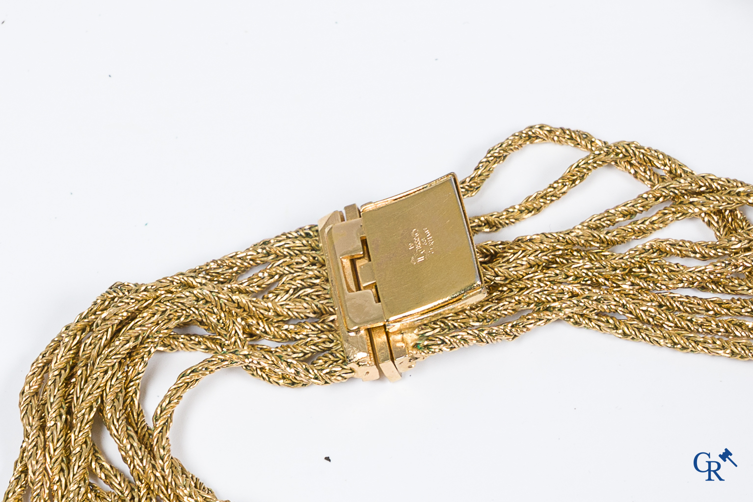 Kavel met fantasiejuwelen, merendeels in zilver, met onder meer halssieraden met amberkleurige elementen.