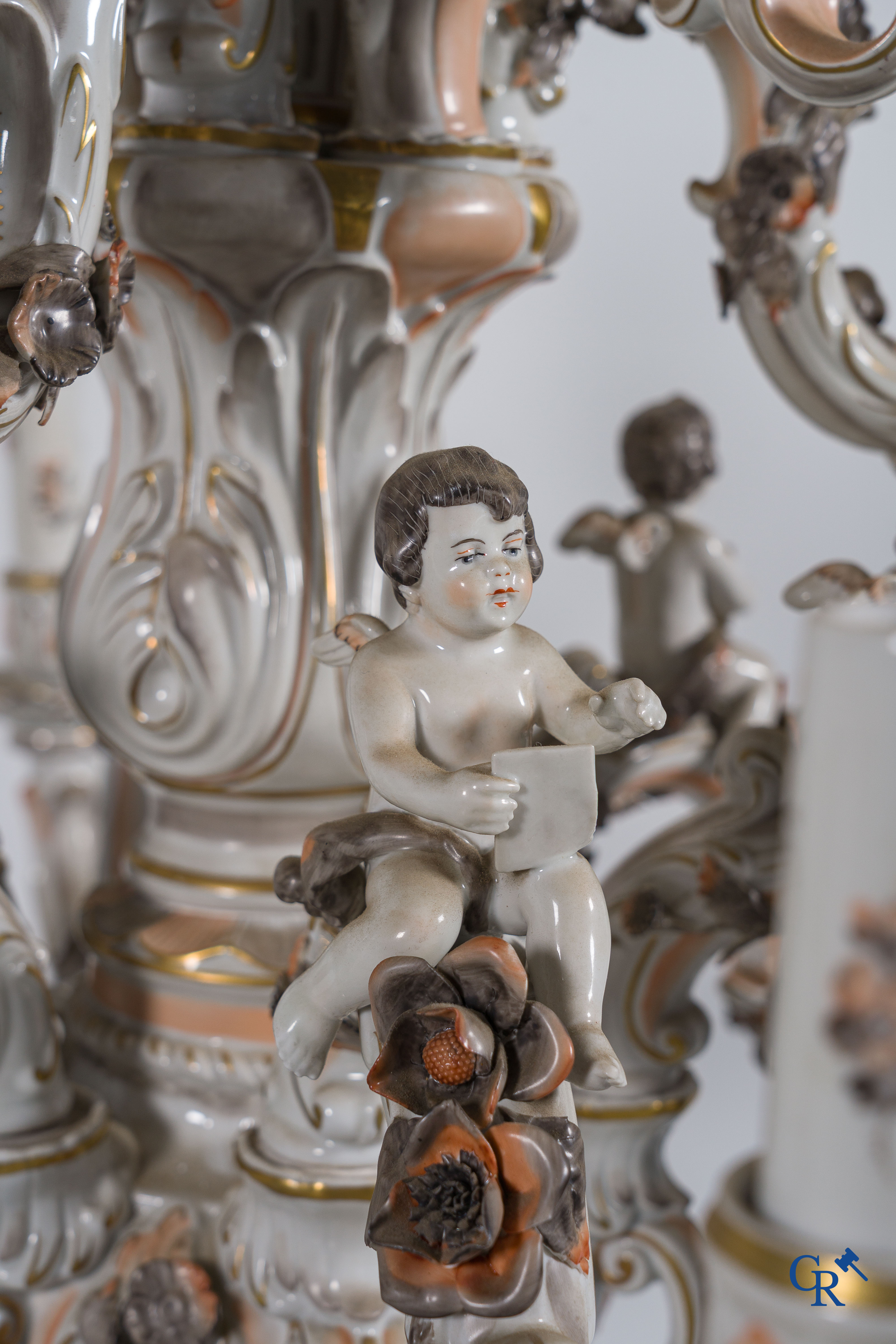 Saksisch porselein. Von Schierholz. Grote luchter met muzikale putti in polychroom Duits porselein. Gemerkt.