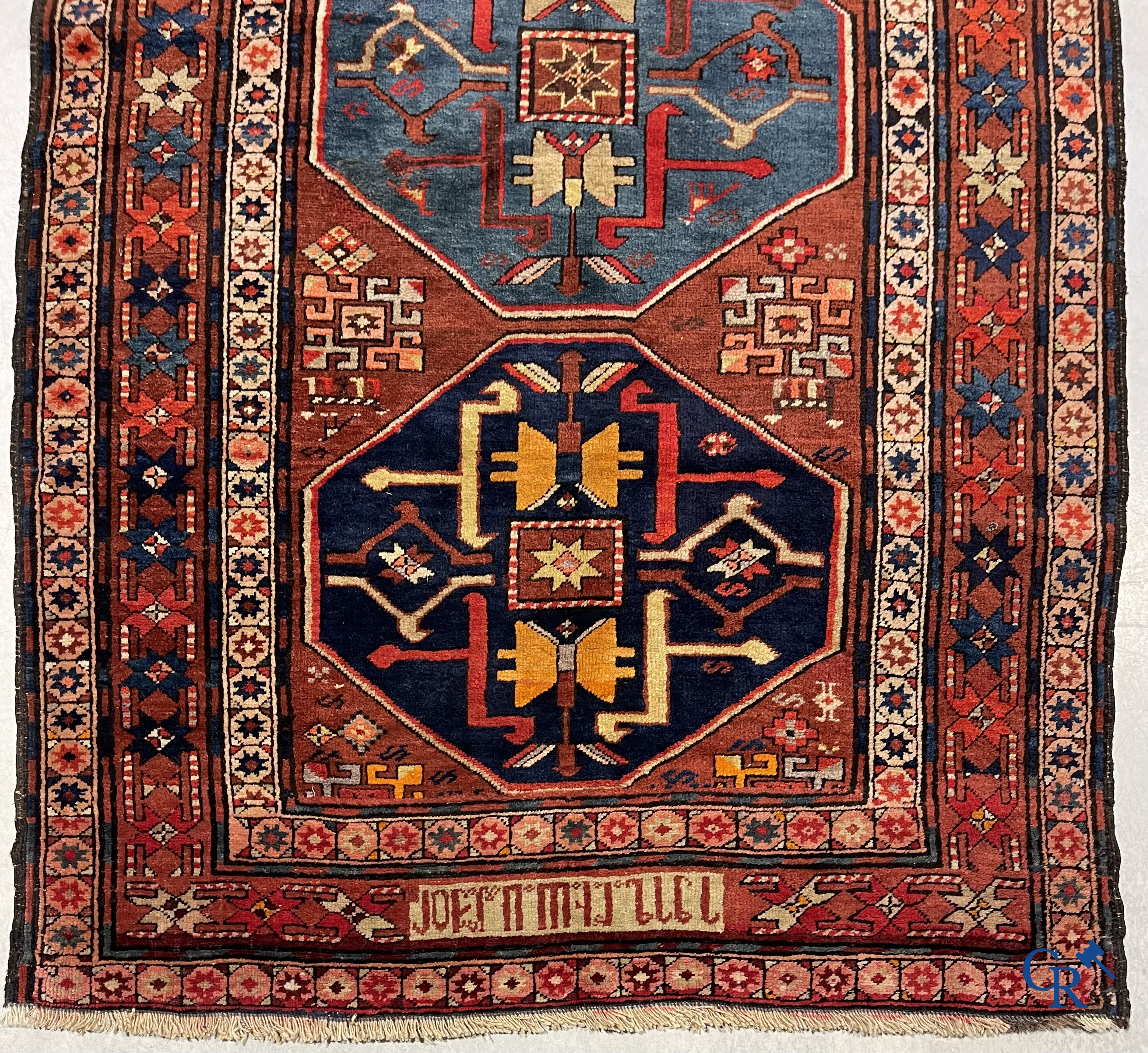Oosterse tapijten. Antiek handgeknoopt Perzisch tapijt met inscripties. Kazak.