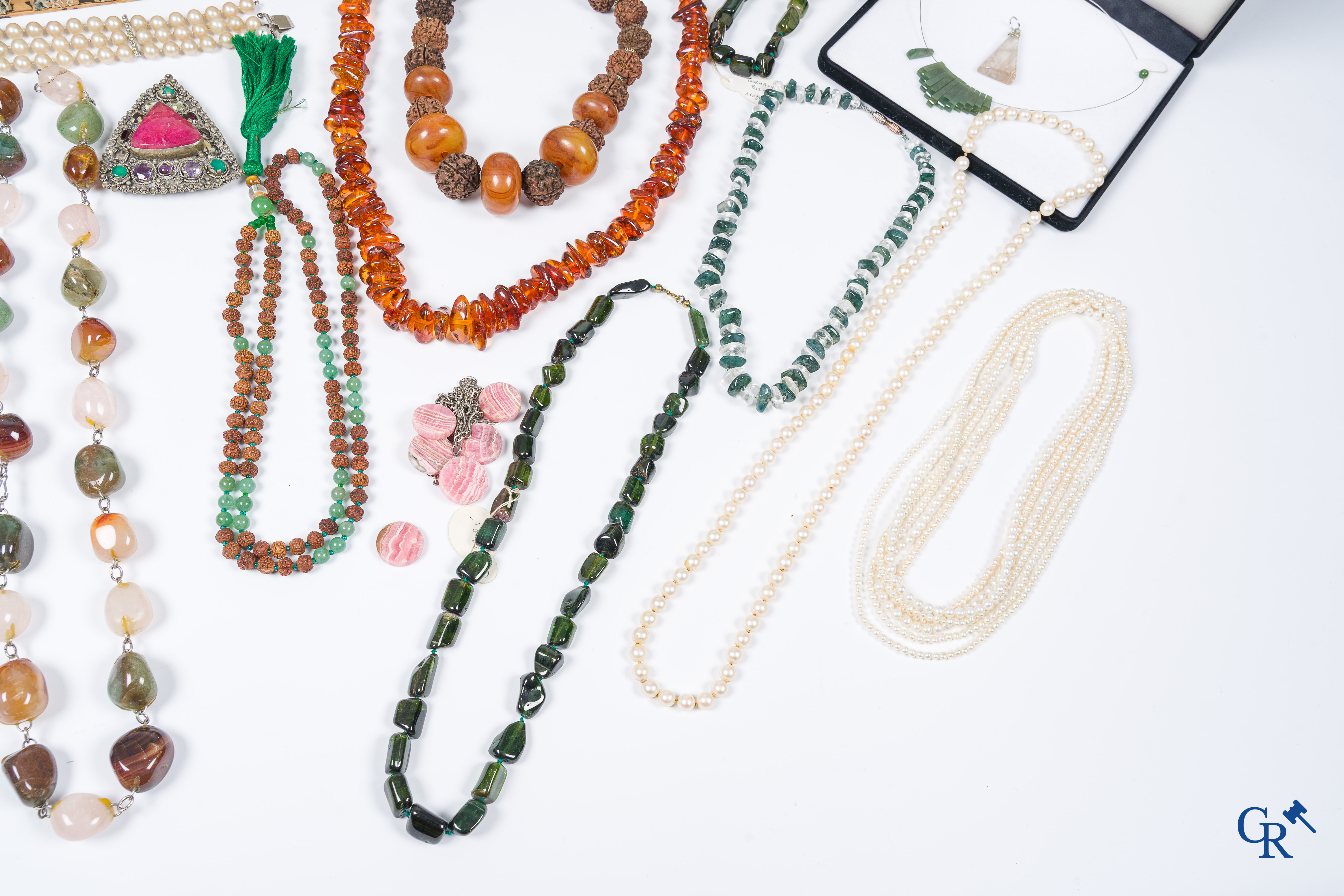 Grand lot avec des bijoux fantaisie, des pierres semi-précieuses, une boîte Art Déco avec accessoires, etc.