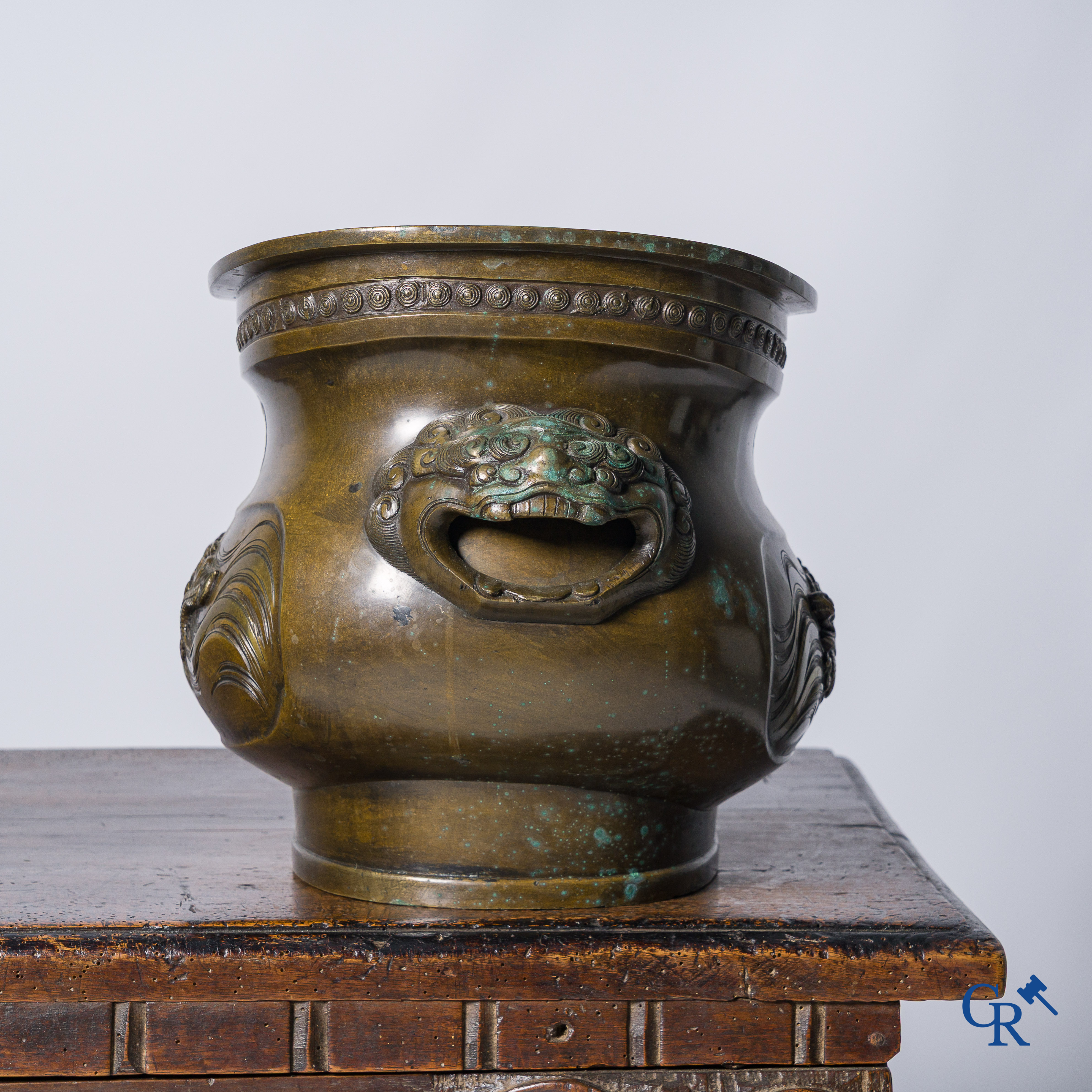 Aziatica. Japan. Grote bronzen jardinière of milieu de table met draken decor. Gemerkt, 19e eeuw.