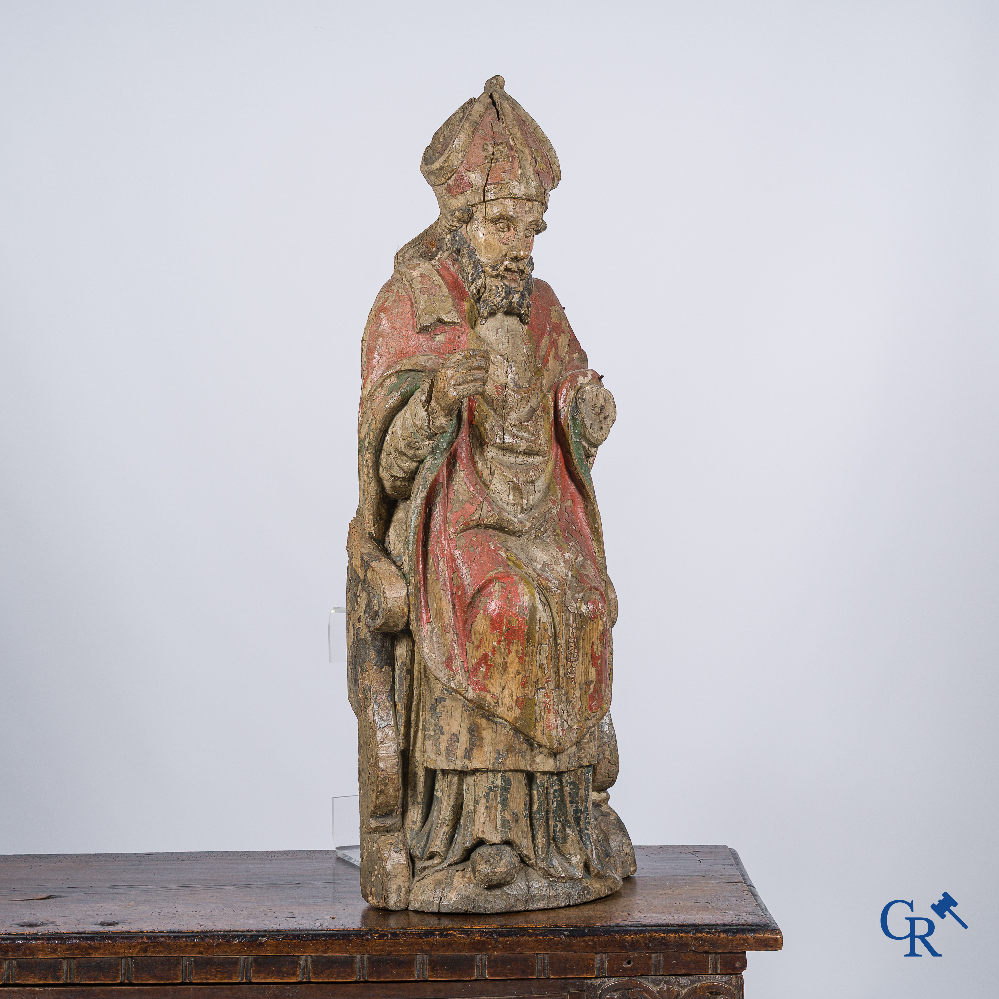 Grote voorstelling van een bisschop in cathedra. Gesculpteerd en gepolychromeerd lindenhout. 17e eeuw.