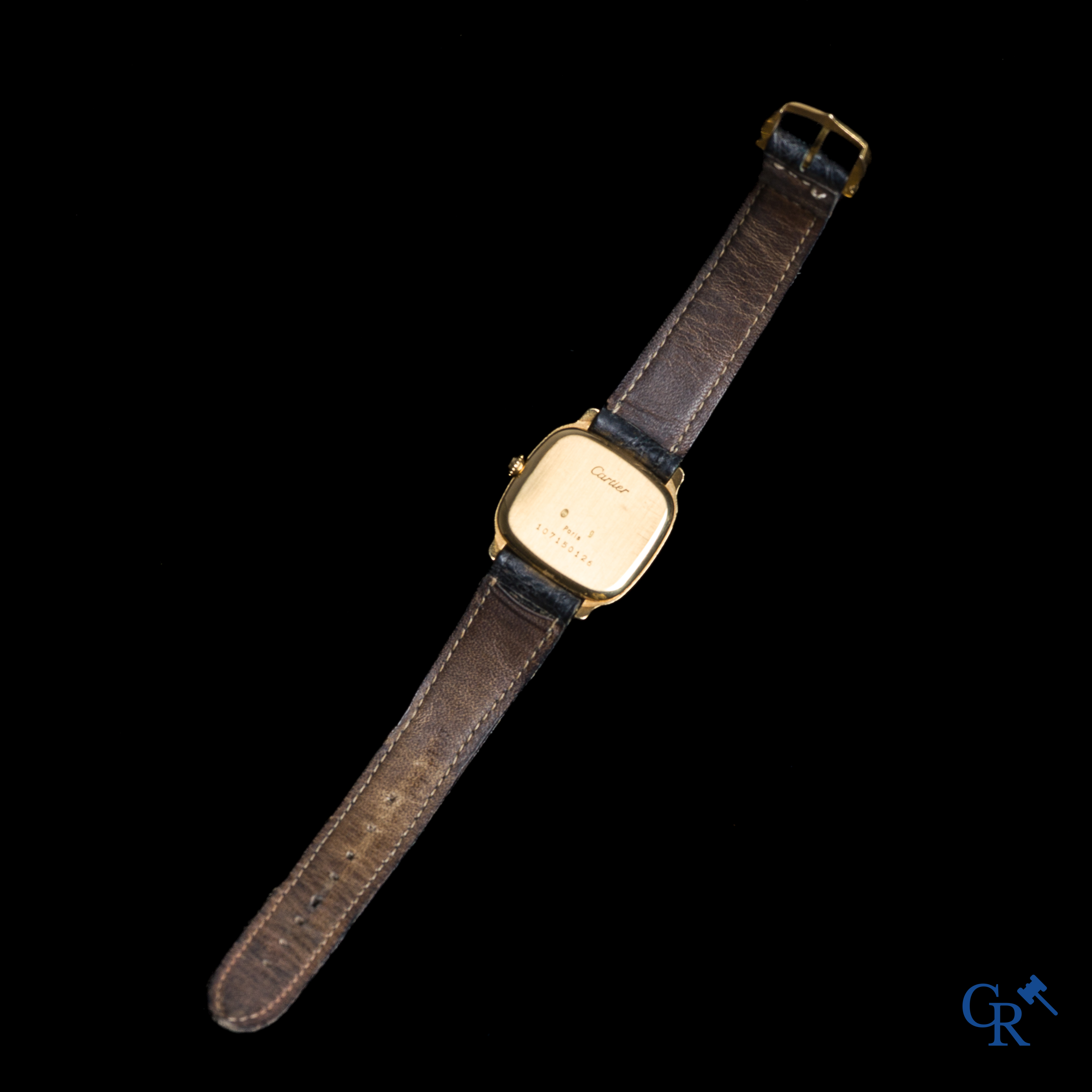 Cartier, Paris. Een geelgouden dames polshorloge met wit geëmailleerde wijzerplaat. Chambord. Circa 1970.