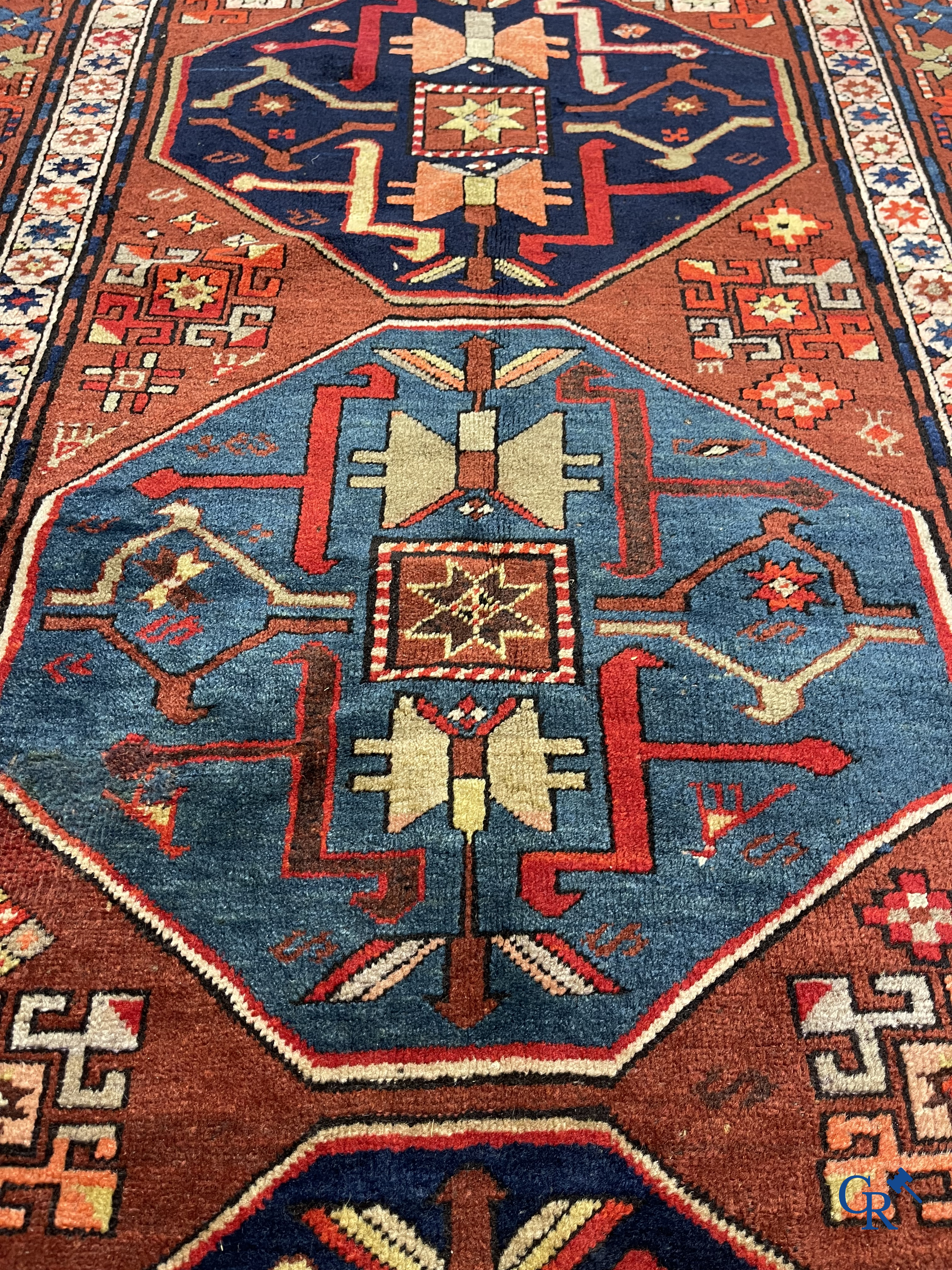 Oosterse tapijten. Antiek handgeknoopt Perzisch tapijt met inscripties. Kazak.