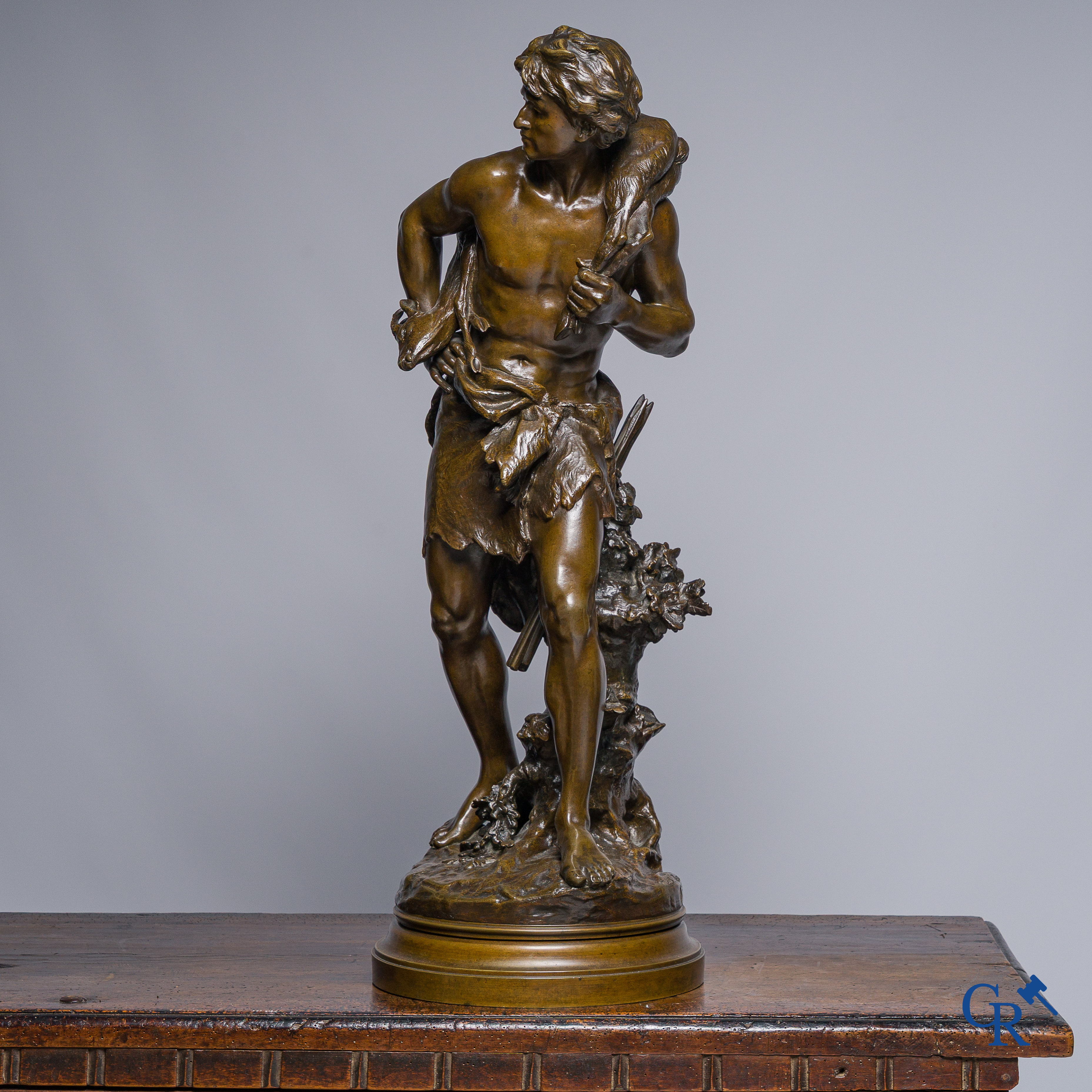 Mathurin Moreau. "Le Chasseur" Bronzen beeld op draaisokkel. Gieterijstempel H.V. Médaille d'Or. Exposition Paris 1900.
