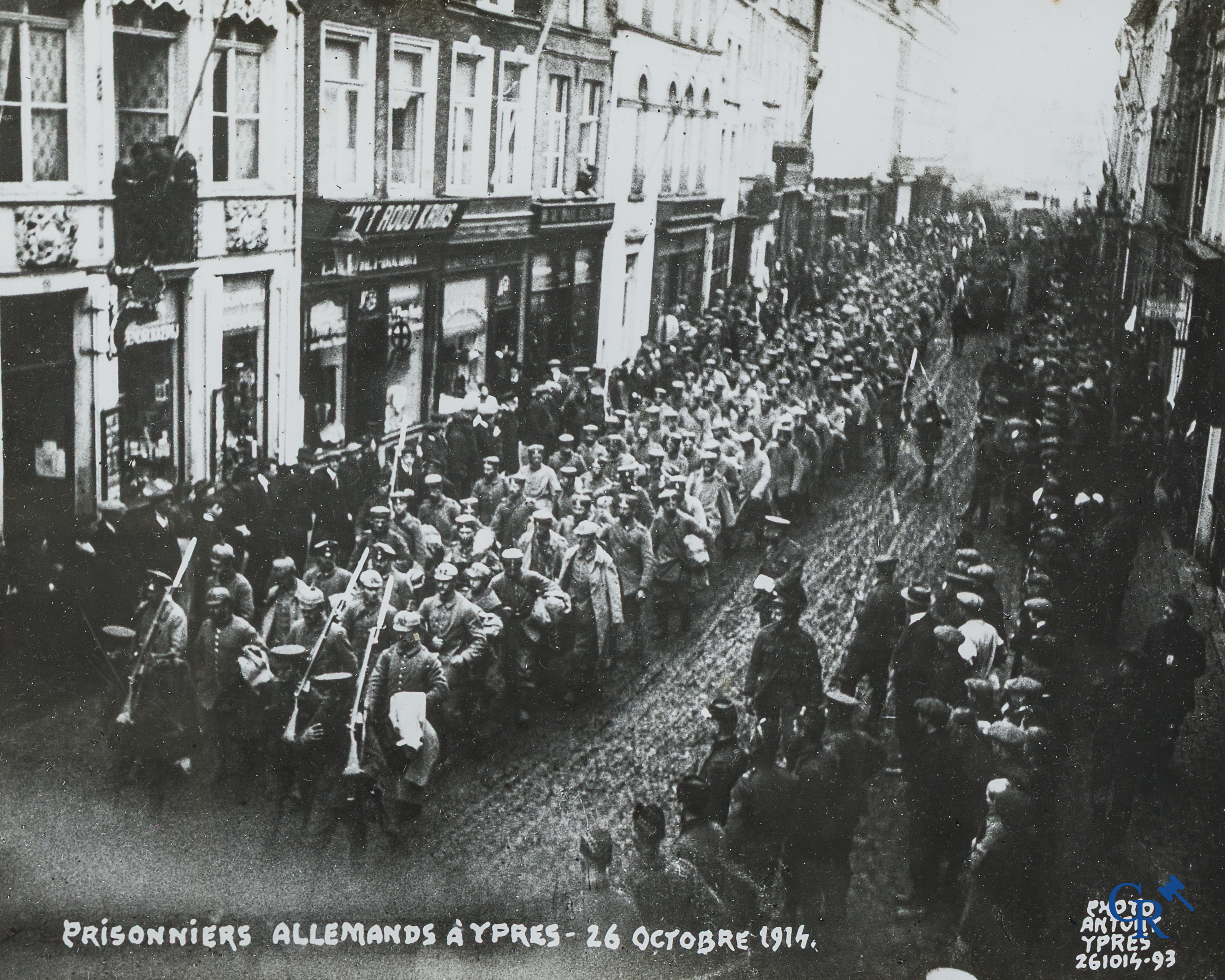 Fotografie. Maurice Antony. Belgische fotograaf. Originele foto "Prisonniers Allemands à Ypres" 26 oktober 1914.