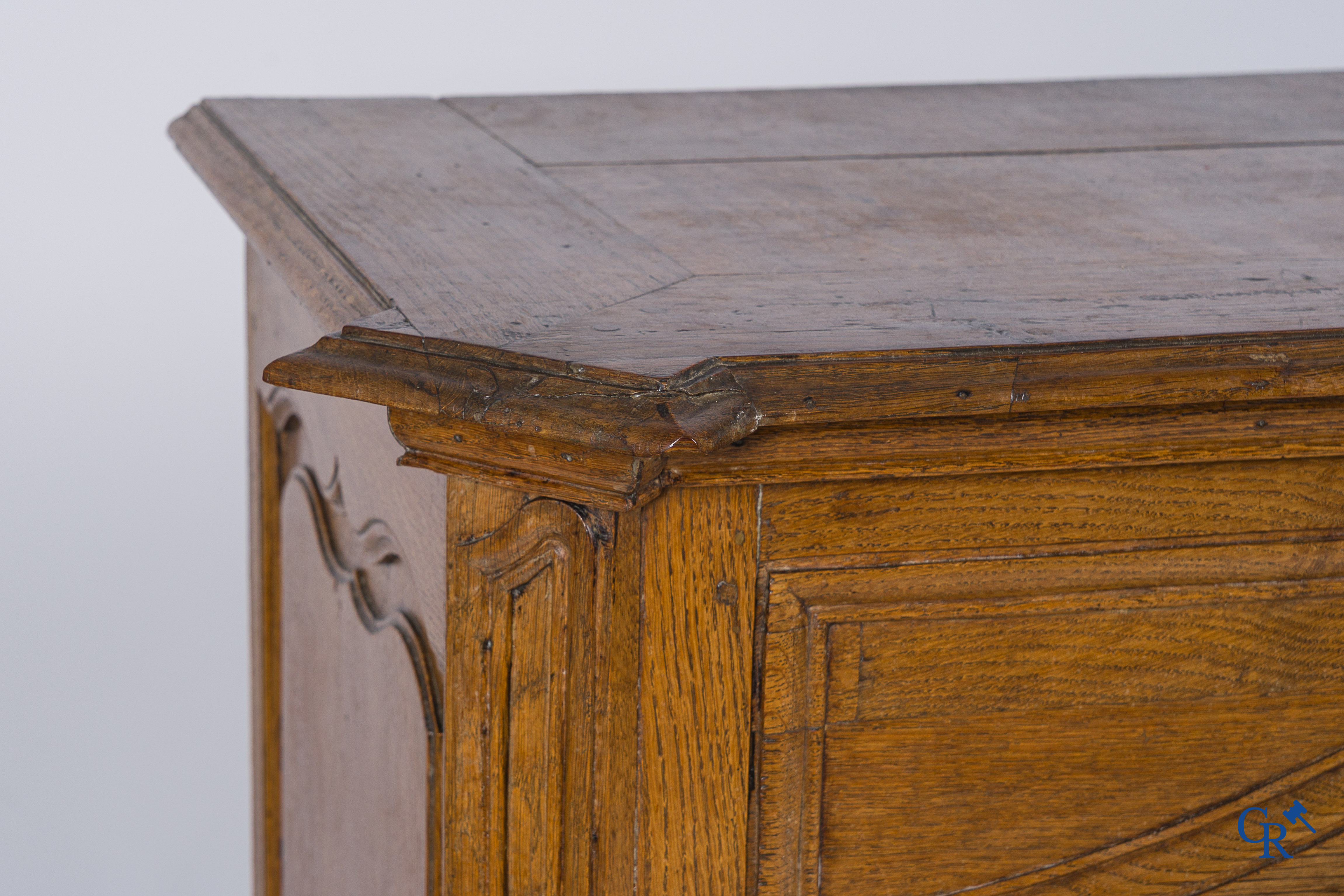 Meubilair. Mooie eikenhouten franse dressoir met gewelfde deuren. Eind 18e eeuw.