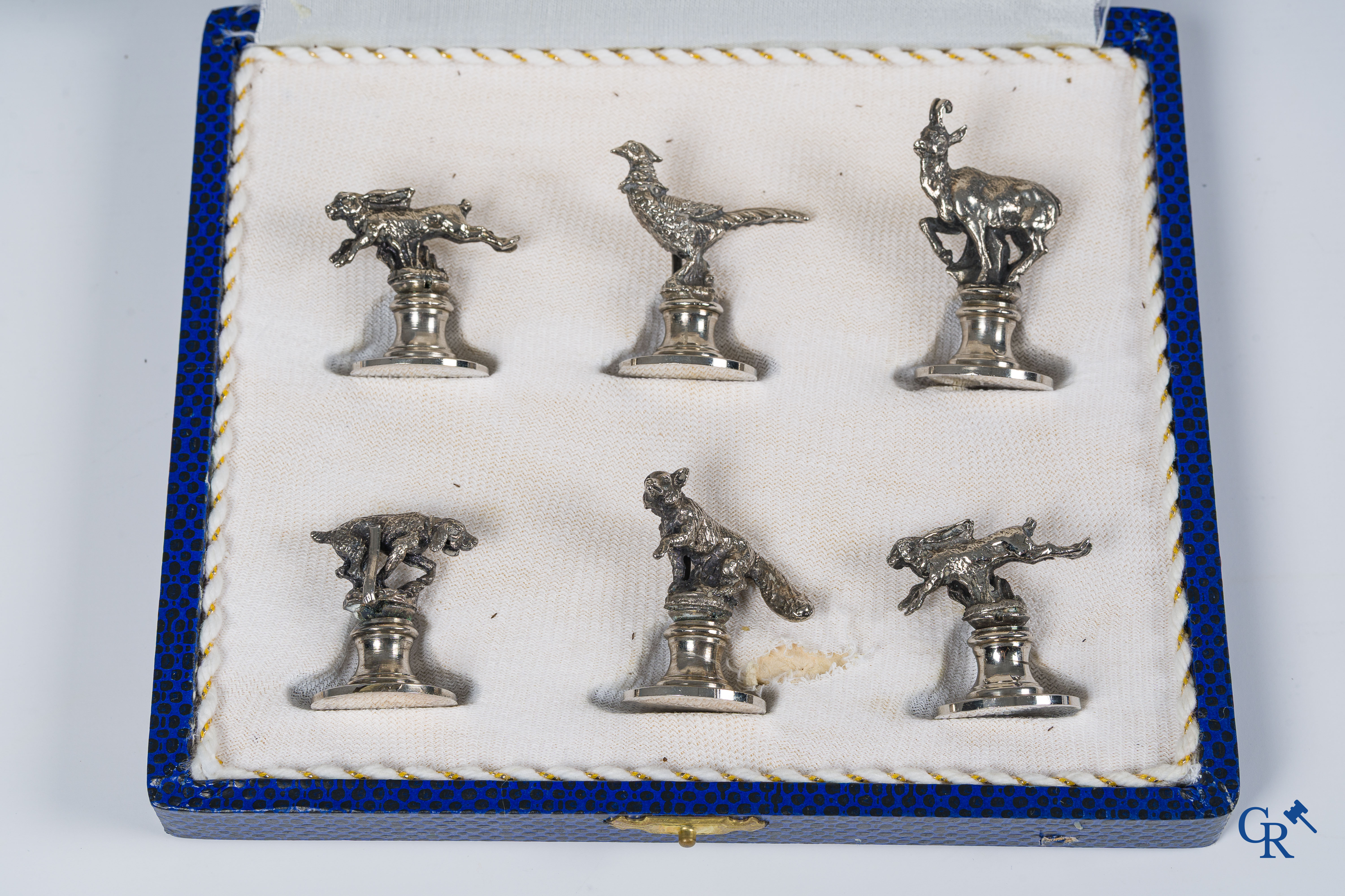 Art Deco. Ercuis, circa 1930. Koffie- en theeservies in verzilverd metaal.  6 Figuren in verzilverd metaal toegevoegd.