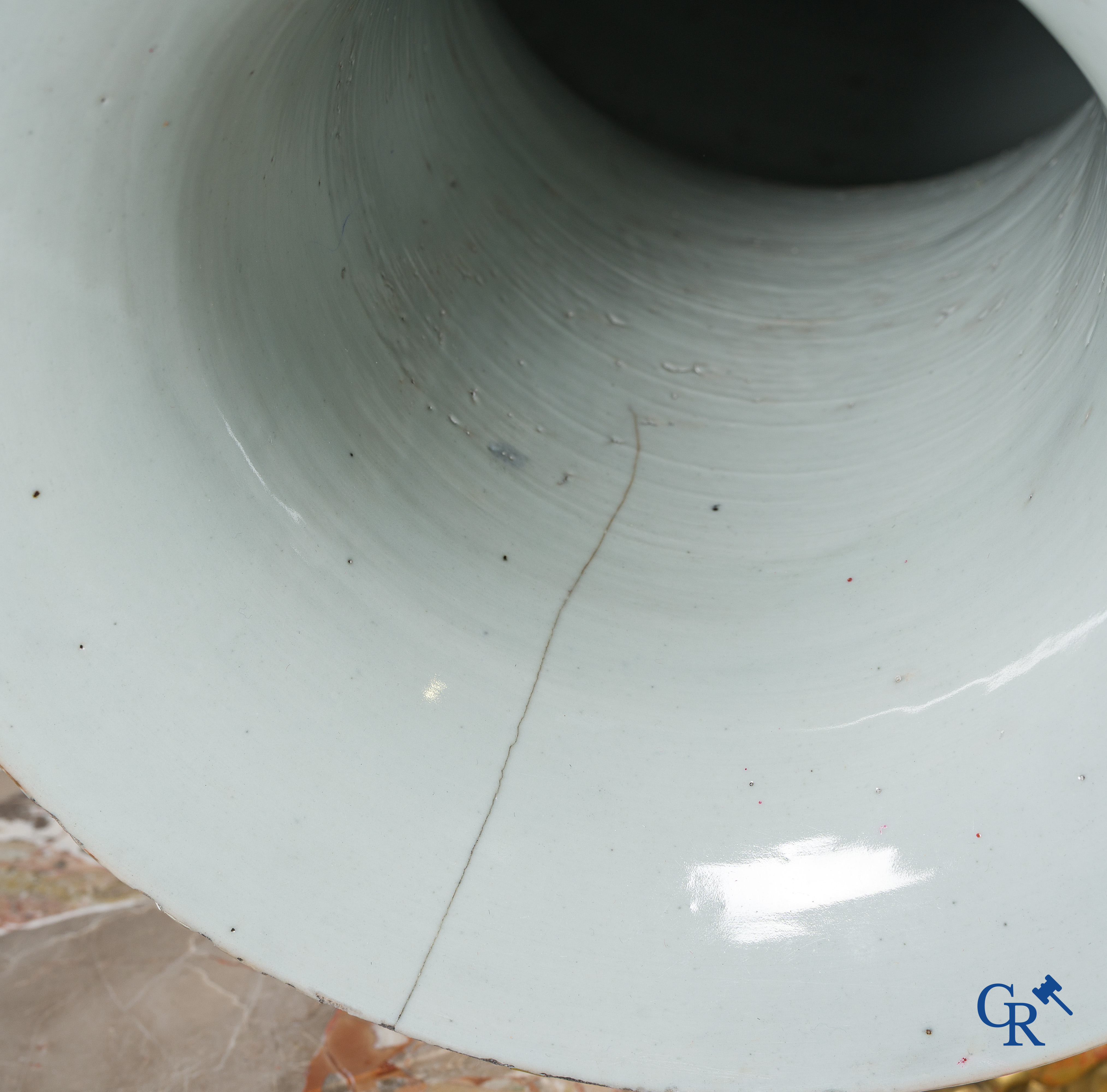 Aziatica. Chinees porselein. Grote baluster vaas met purperroze motieven. 19e eeuw.