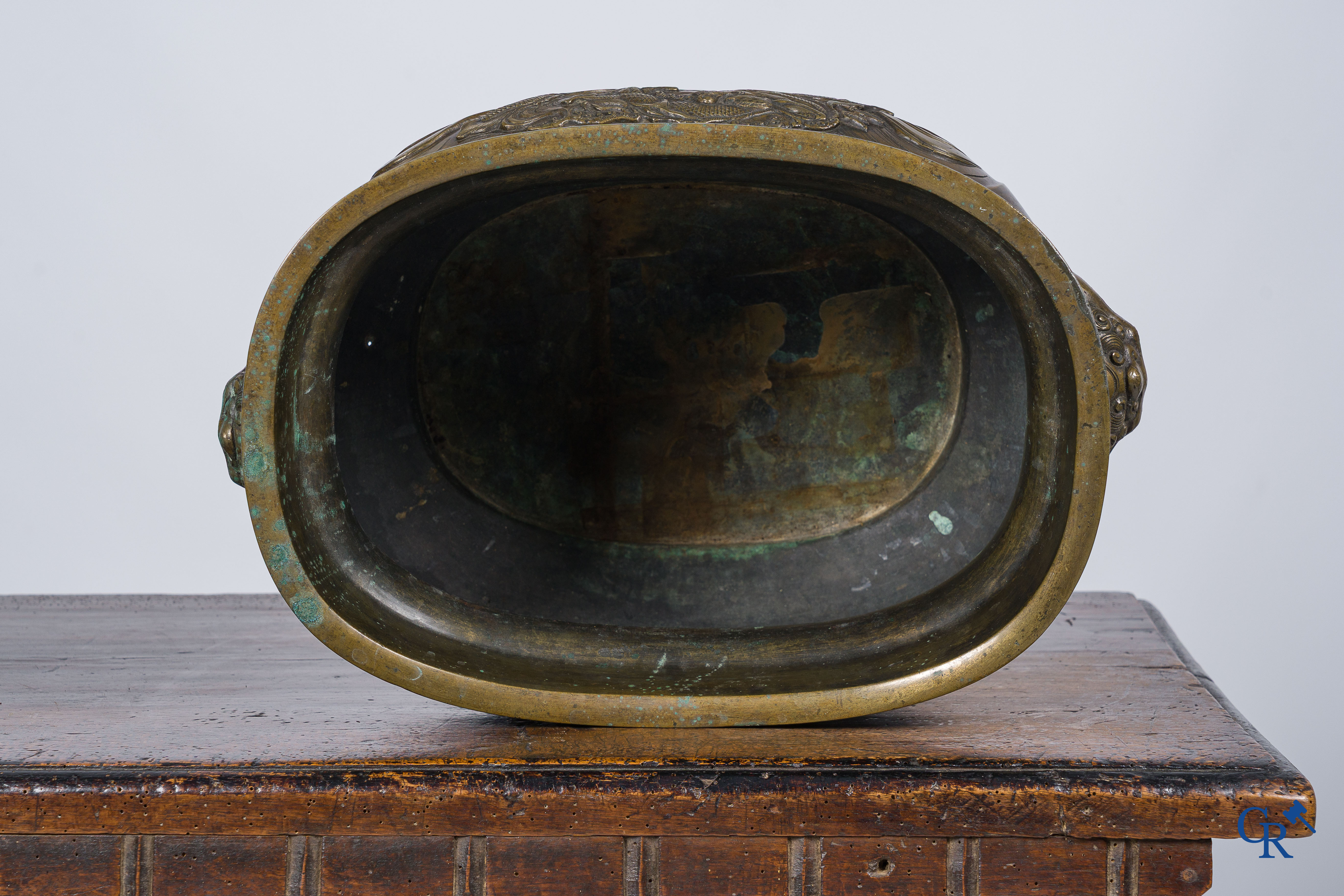 Aziatica. Japan. Grote bronzen jardinière of milieu de table met draken decor. Gemerkt, 19e eeuw.
