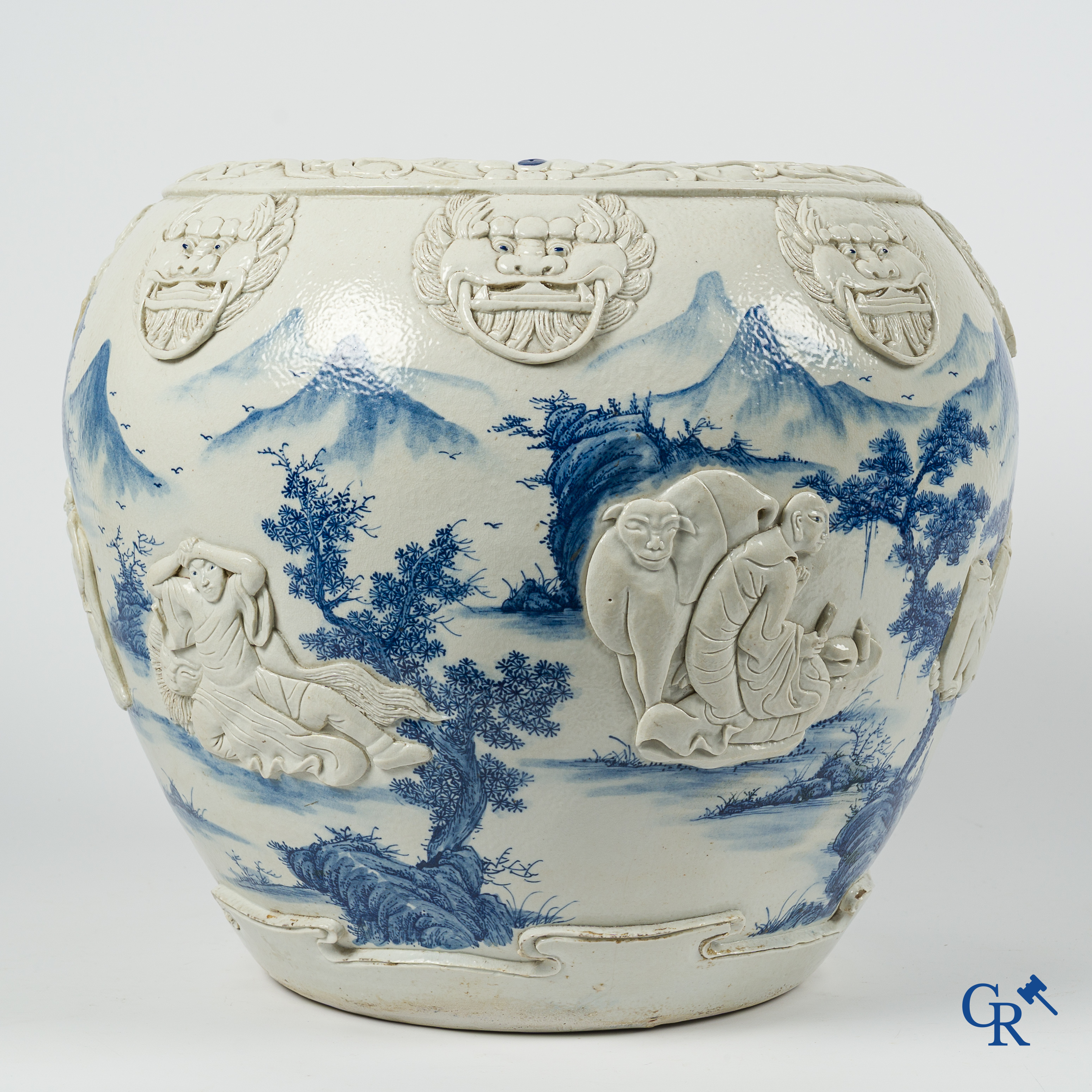 Aziatica. Oosters porselein. Grote cache pot, reliëfdecor op een blauw-wit landschap achtergrond. 19e eeuw.