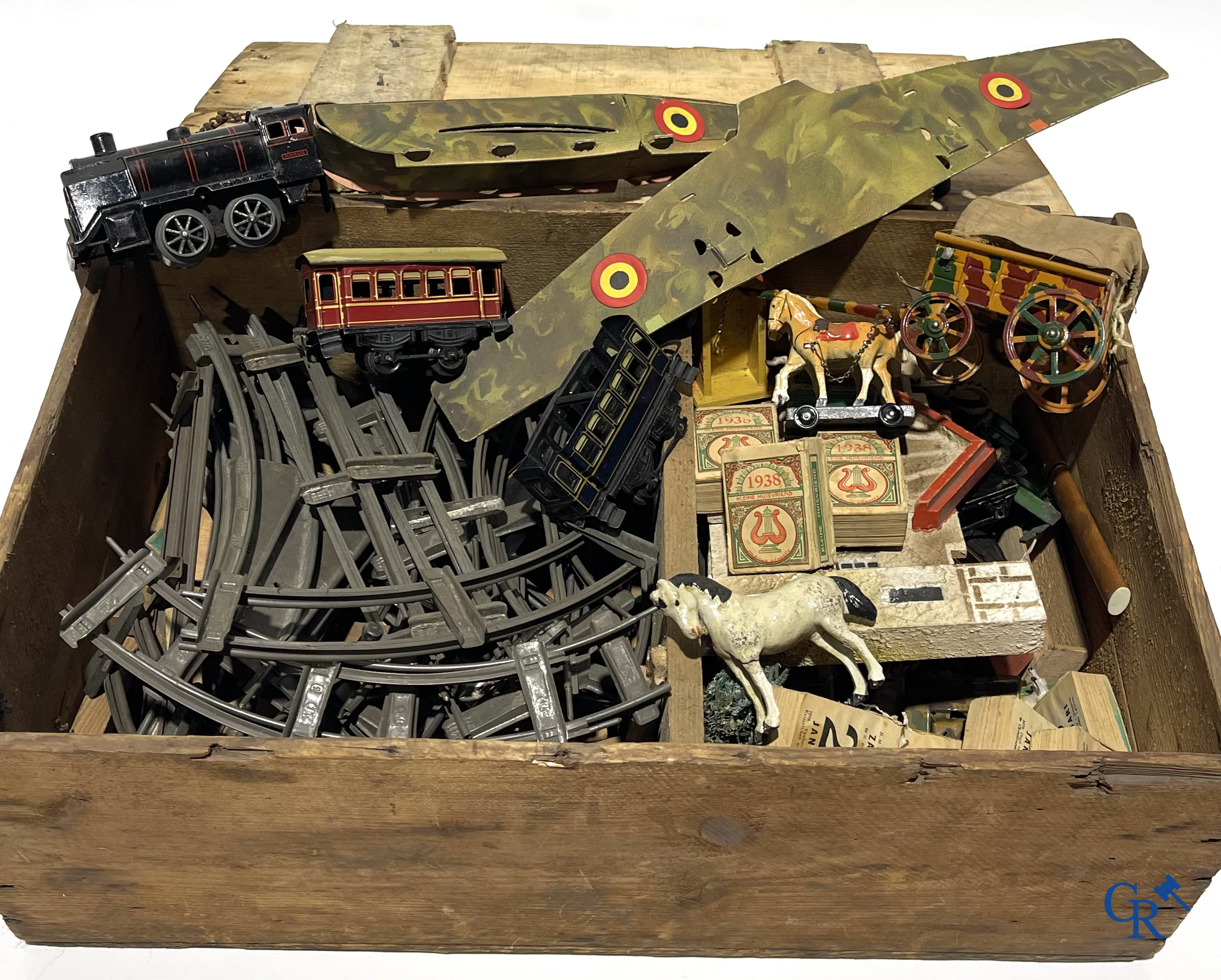 Groot lot militair speelgoed. Gamma tanks, figuren in composiet, bunkers, loopgraven, veldhospitaal, enz. Jaren '30-'40.