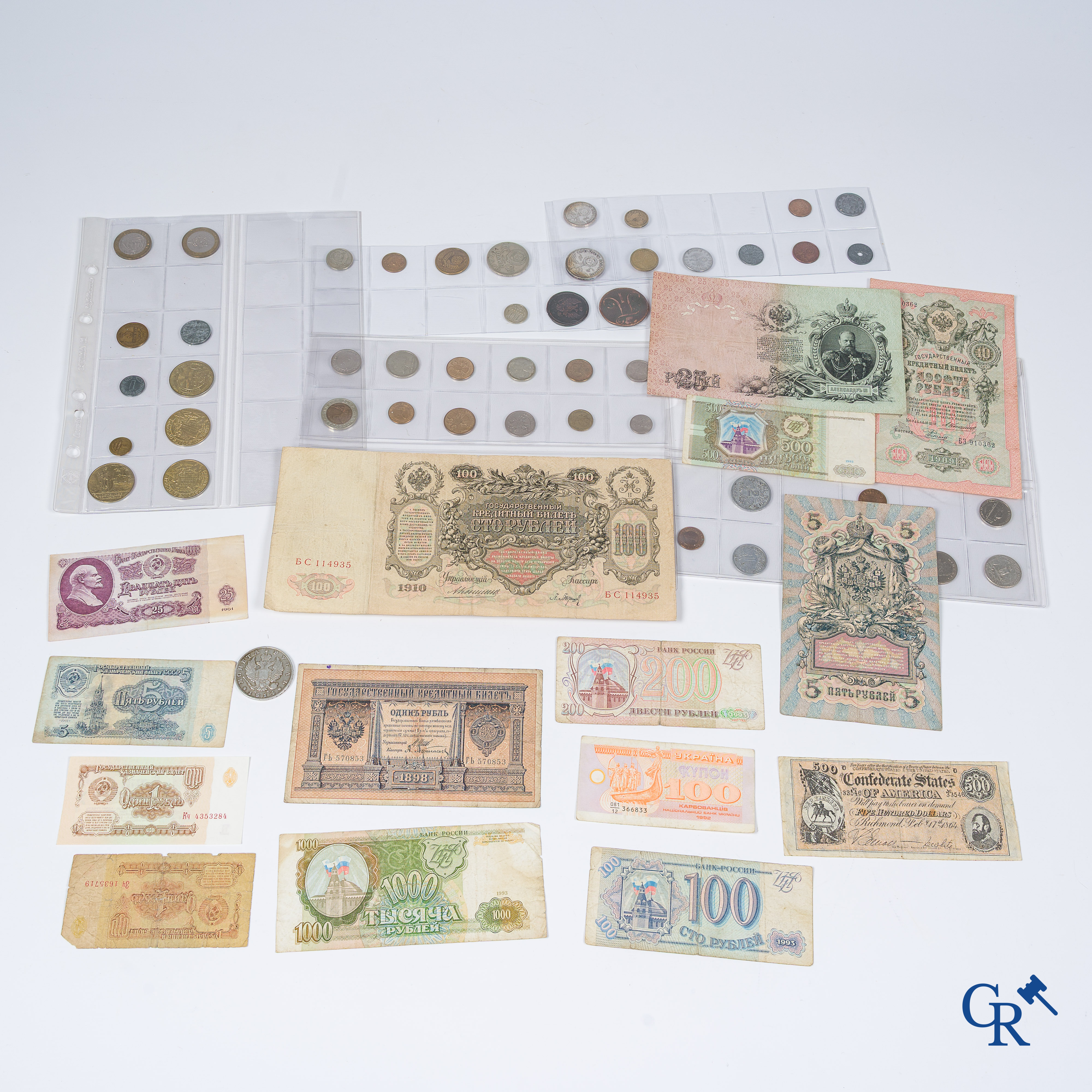 Kleine verzameling munten en bankbiljetten waaronder Russische bankbiljetten en een Russische munt in zilver.