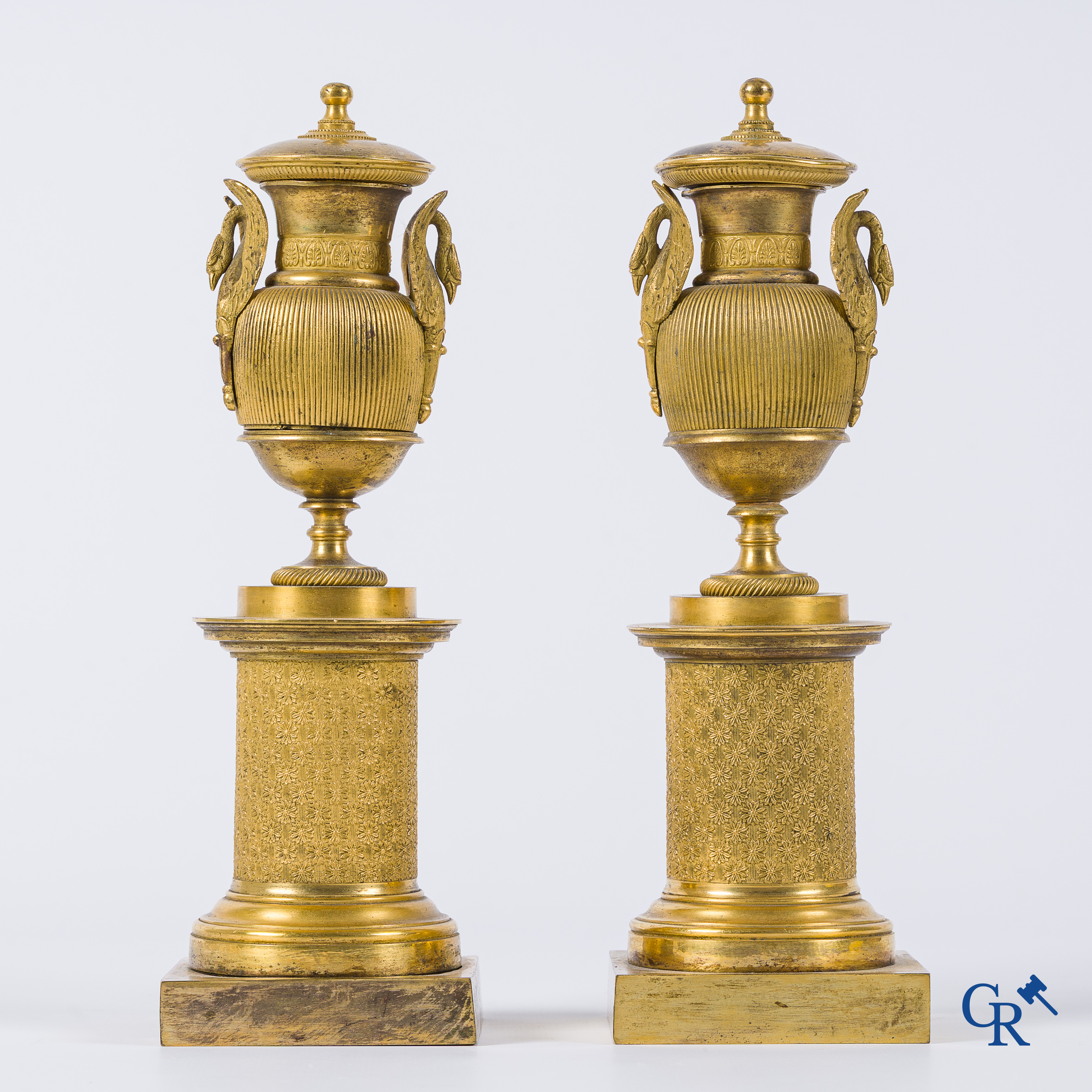 Empire. Paar fijn geciseleerde en vergulde bronzen cassolettes die kandelaars vormen. Empire tijdperk, circa 1810.