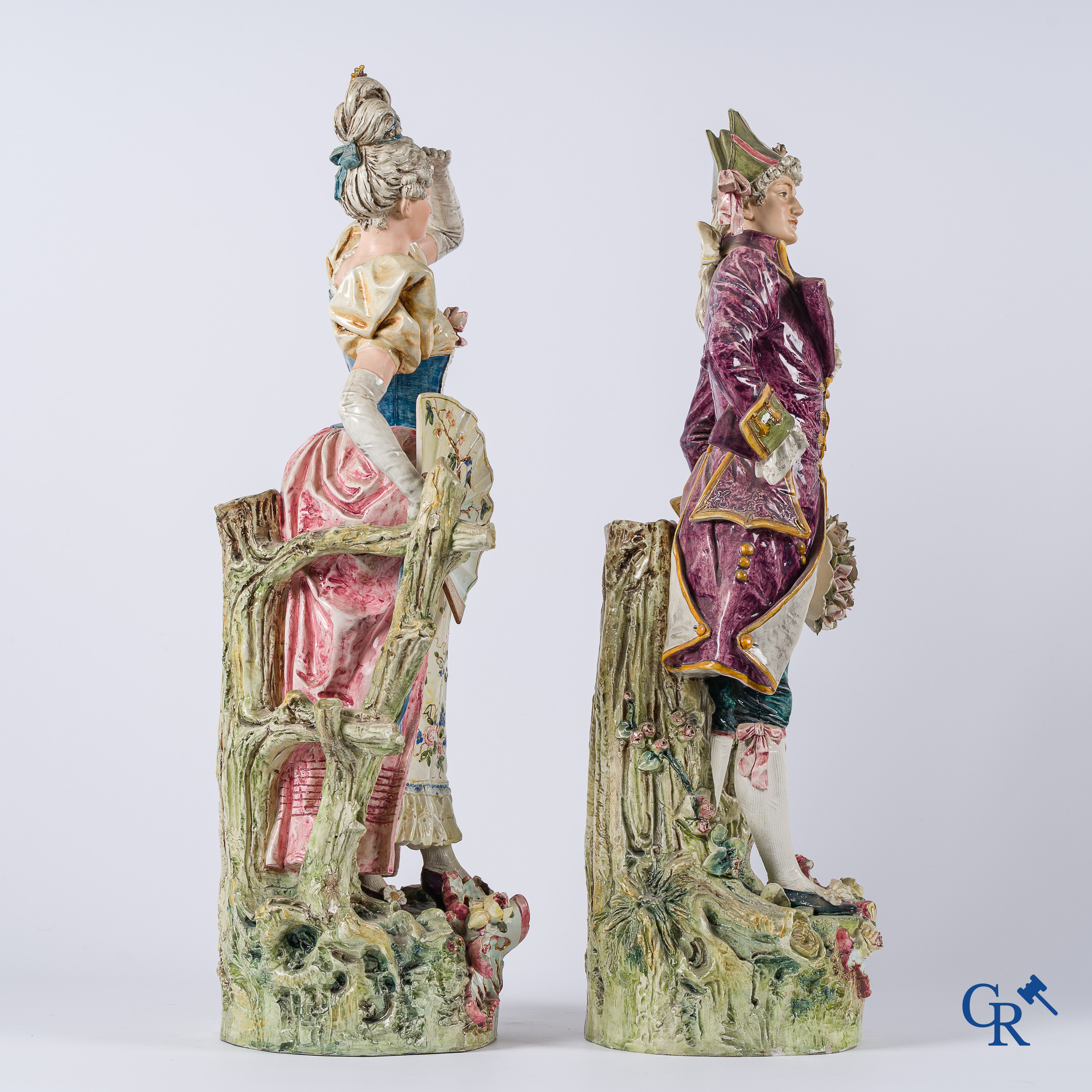 Paar grote voorstellingen van een markies en markiezin in gepolychromeerde faience. Circa 1900.