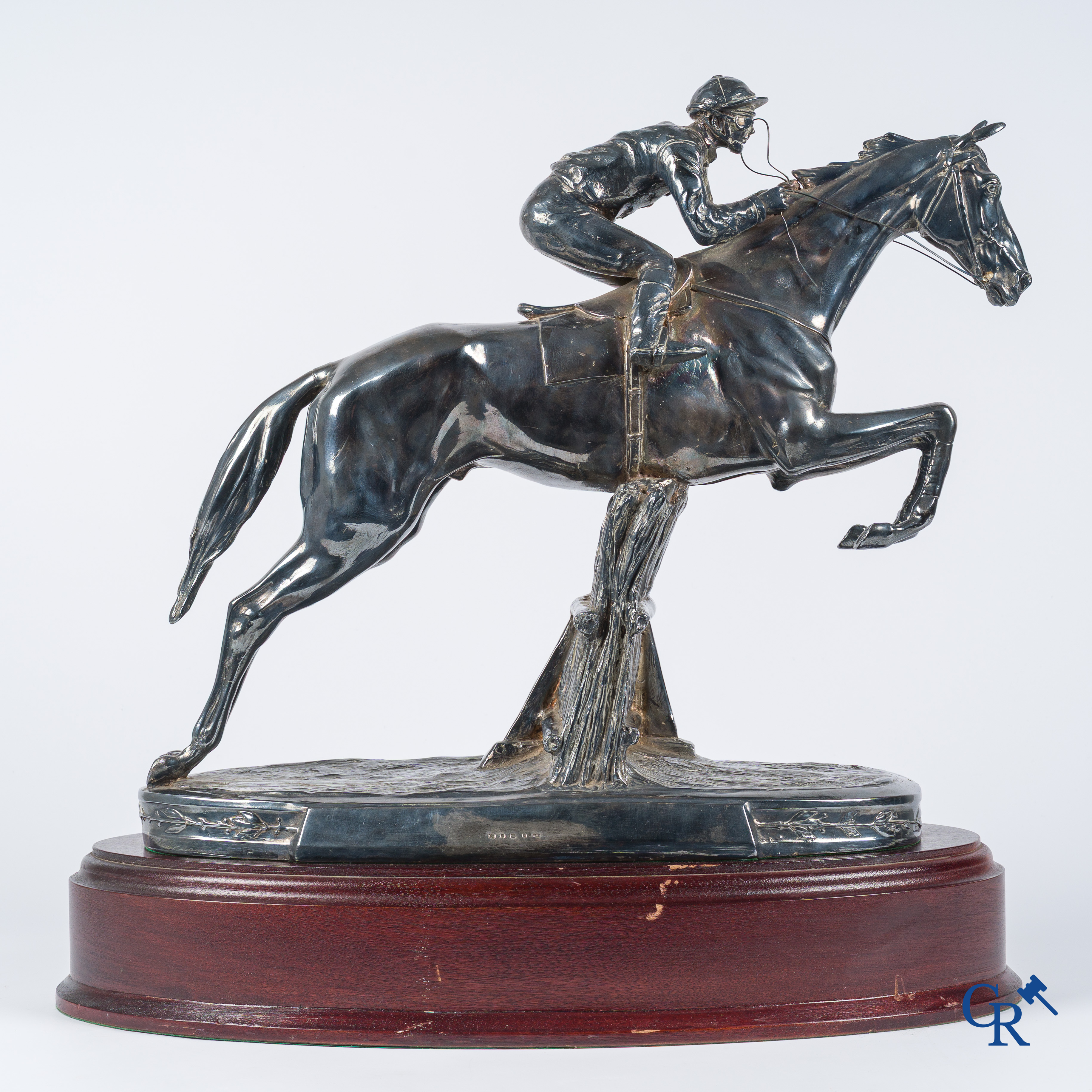 Zilver. Imposant zilveren sporttrofee van een steeplechase-ren jockey te paard. Zilver keurmerken.