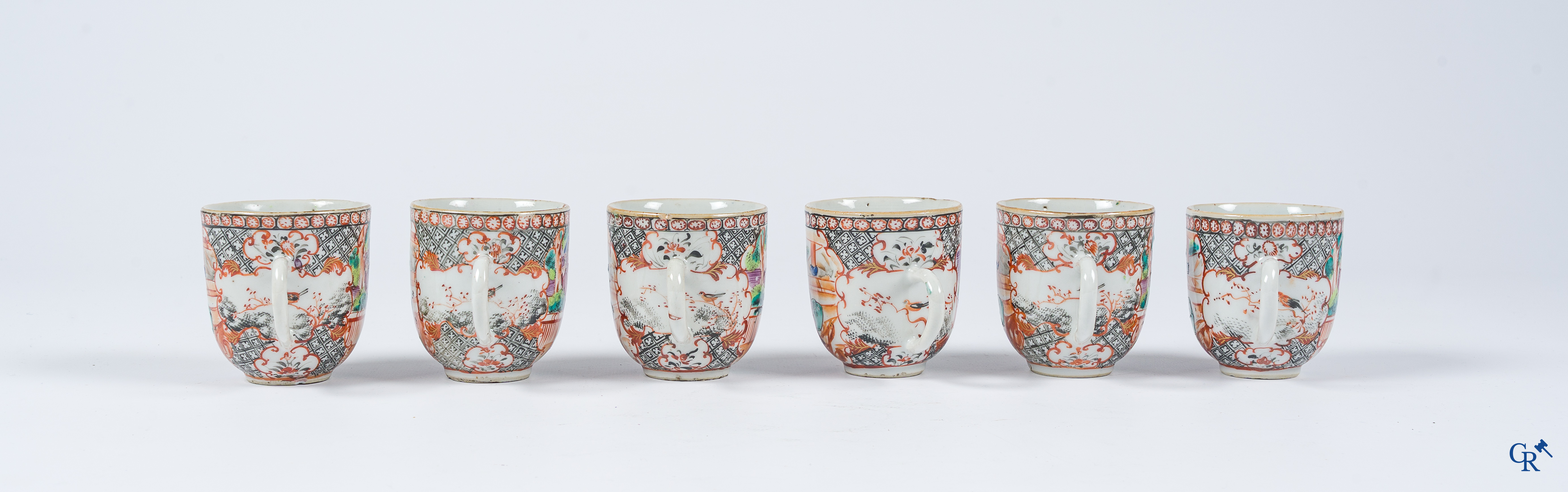 Aziatica. Chinees porselein. Reeks van 6 kopjes en schoteltjes in Chinees export porselein met Mandarijn decor.