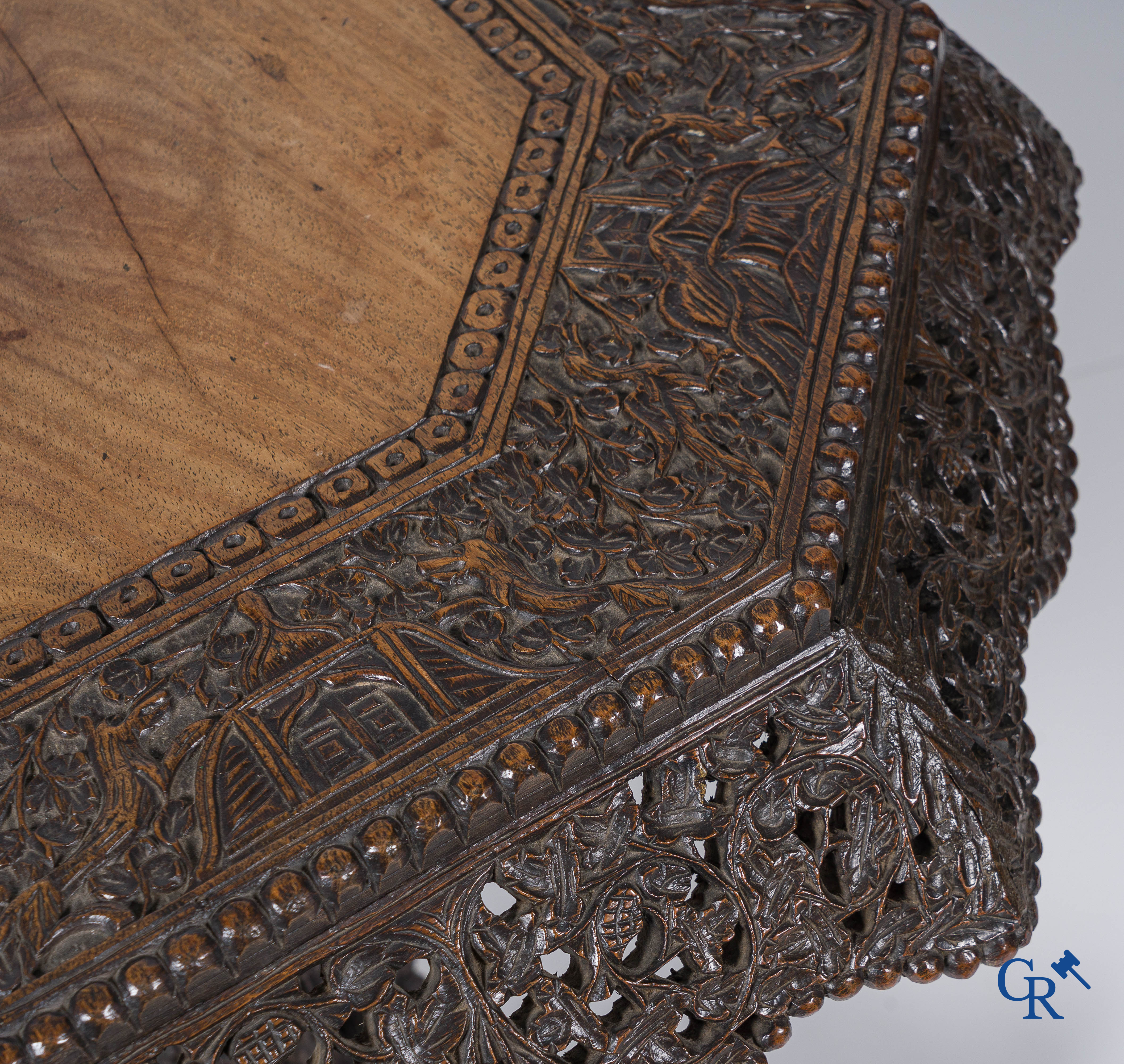 Rijkelijk en fijn gesculpteerde Birmese bijzettafel met octagonaal bovenblad. Birma, 19e eeuw.