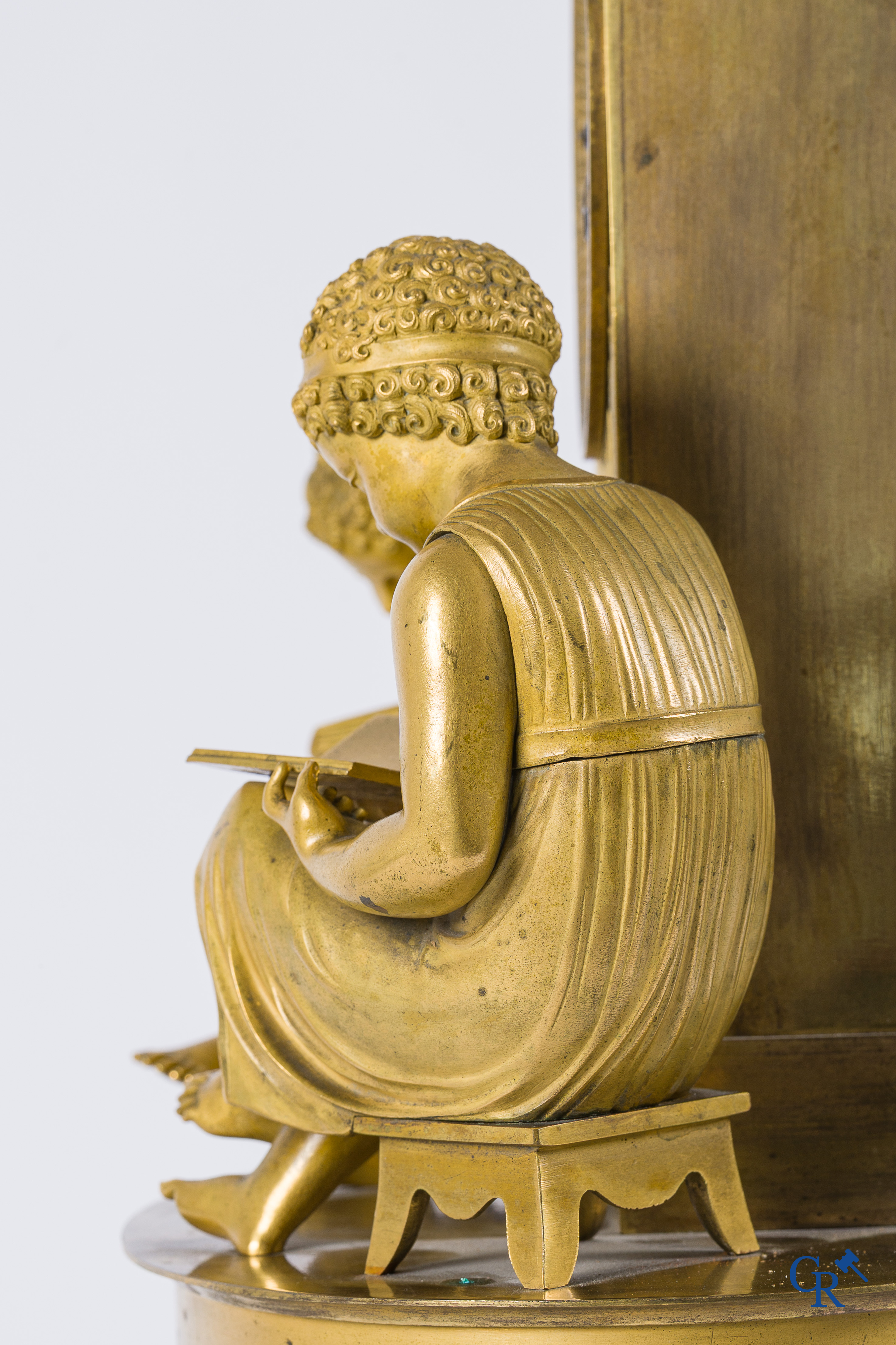 Pendule in fijn geciseleerd en verguld brons. "La lecture" Frankrijk, Restauratie periode, 1ste kwart 19e eeuw.
