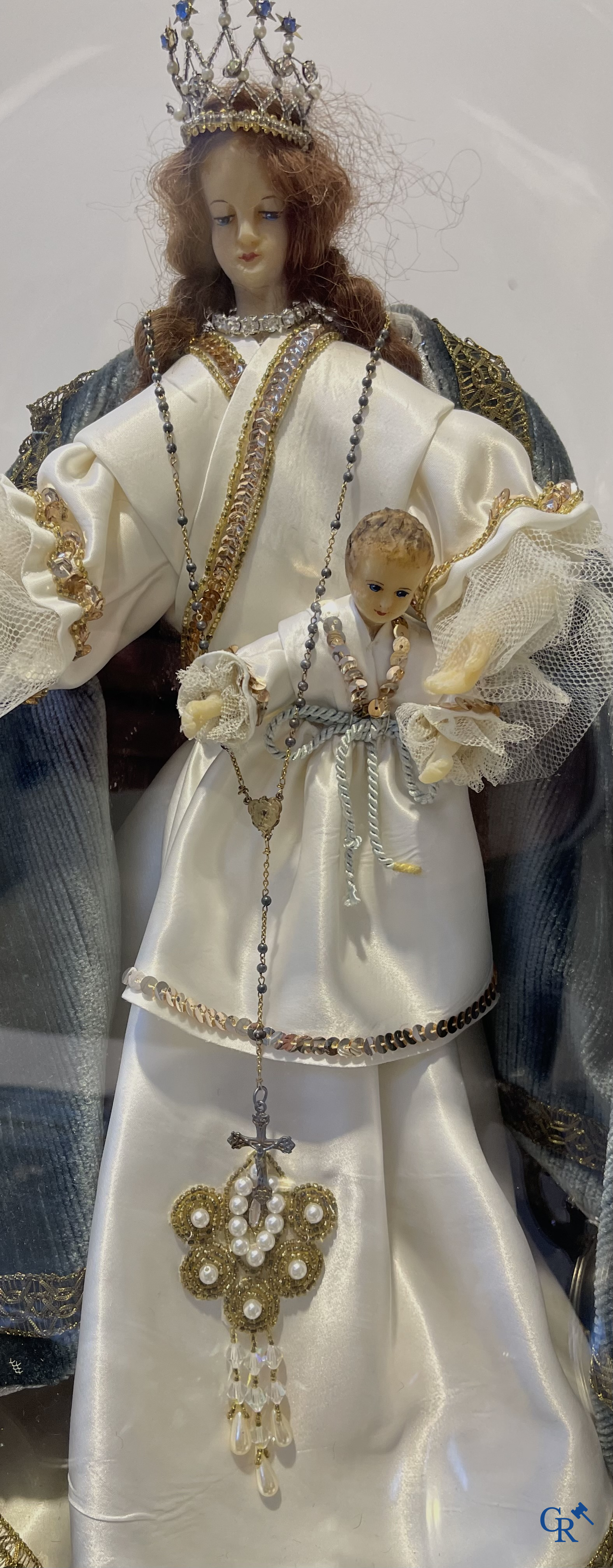 Kavel brocante met religieuze objecten, globe met Maria en kind en objecten in tin en andere.