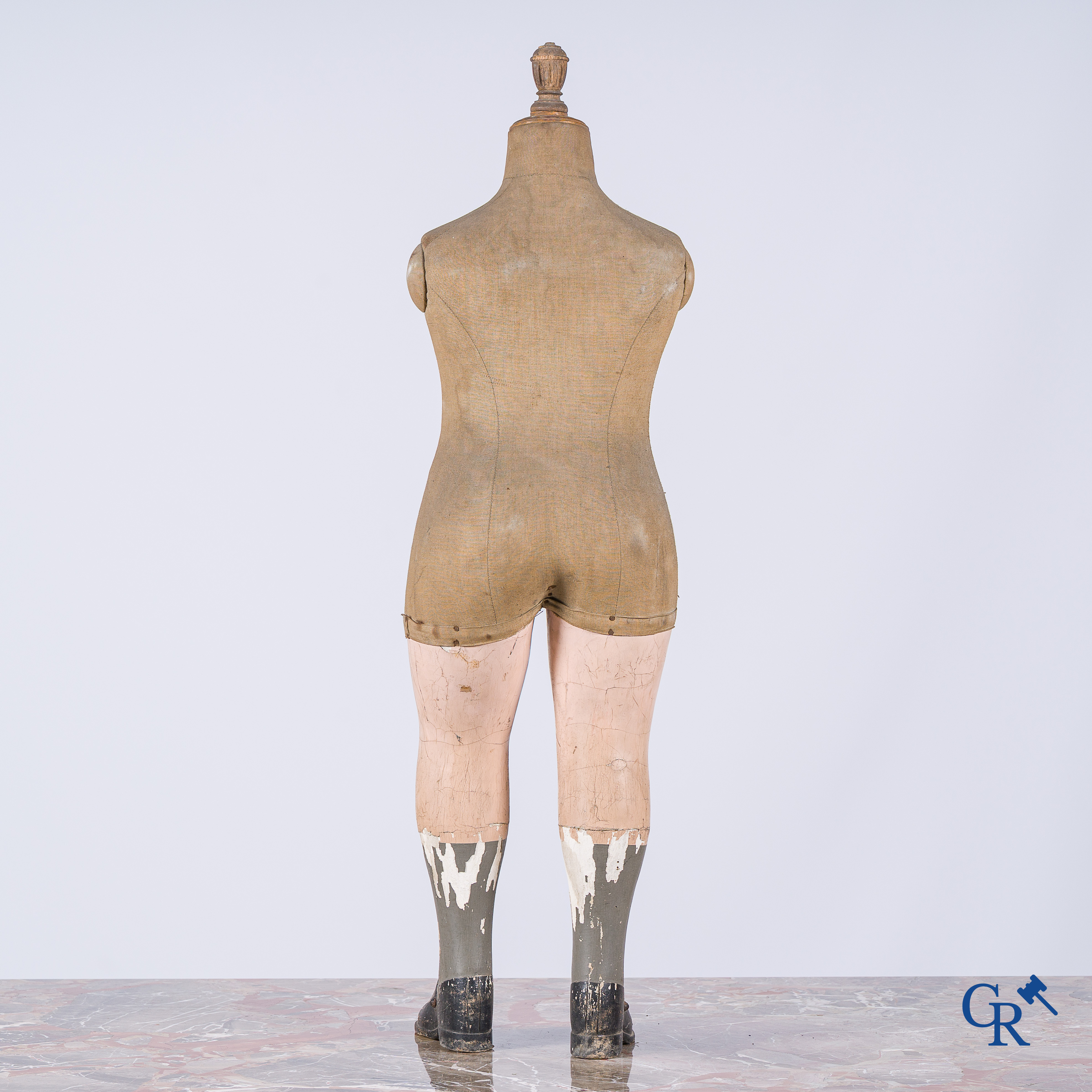 Stockman Paris. Antieke kinderetalagepop met stoffen bovenlichaam en houten benen. Circa 1900.